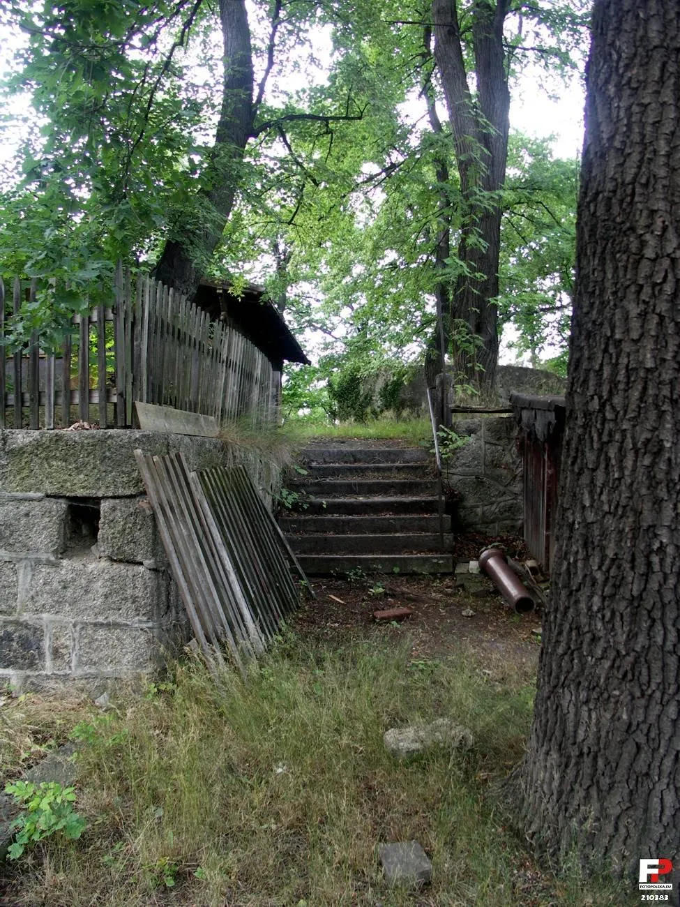 Photo showing: Mur oporowy i schody prowadzące na taras dawnej restauracji.