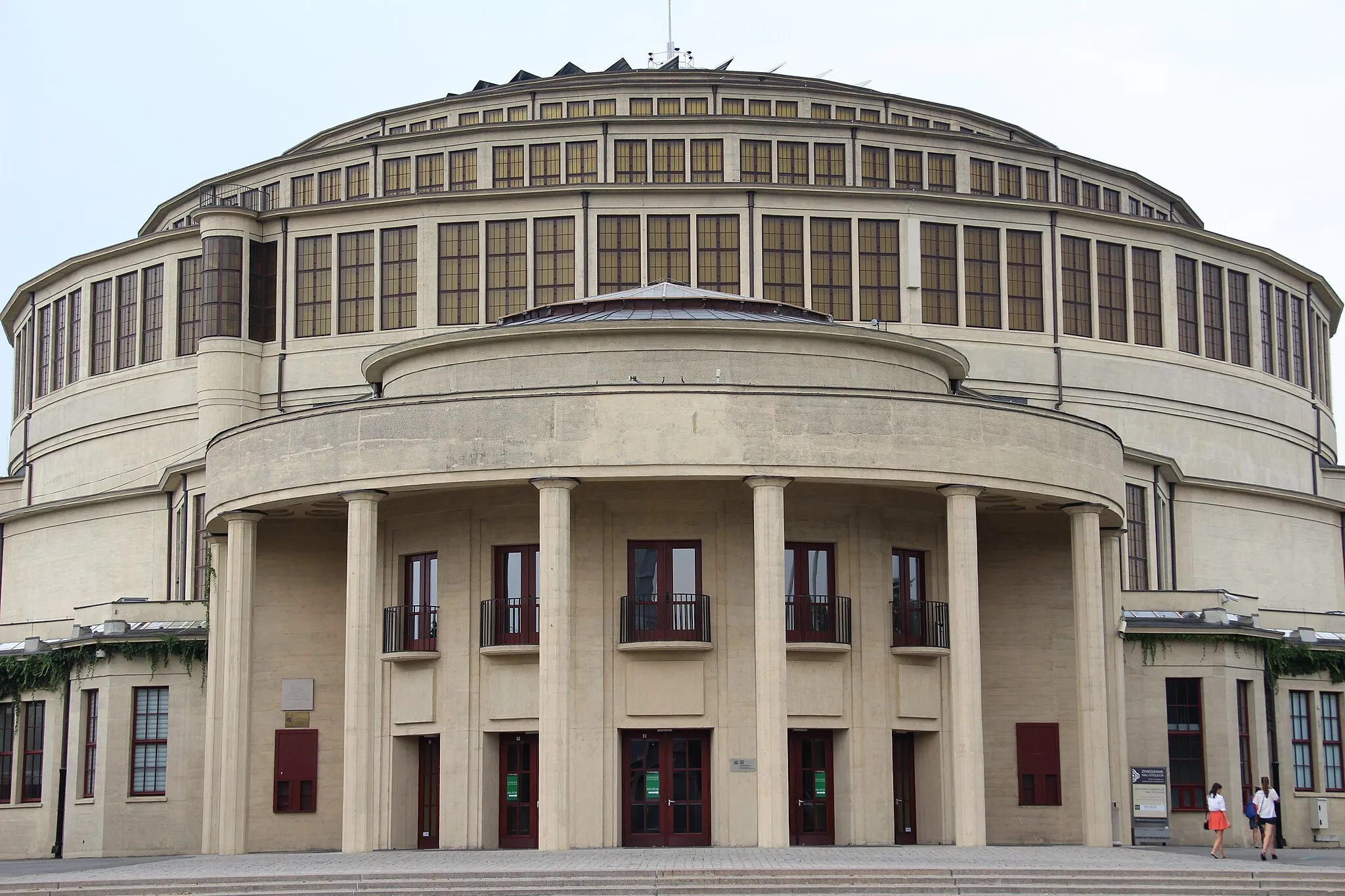 Photo showing: Wystawowa Centennial Hall - former Jahrhunderthalle - designed to serve as a multifunctional structure to host "exhibitions, concerts, theatrical and opera performances, and sporting events". Arch. Max Berg 1911-13.