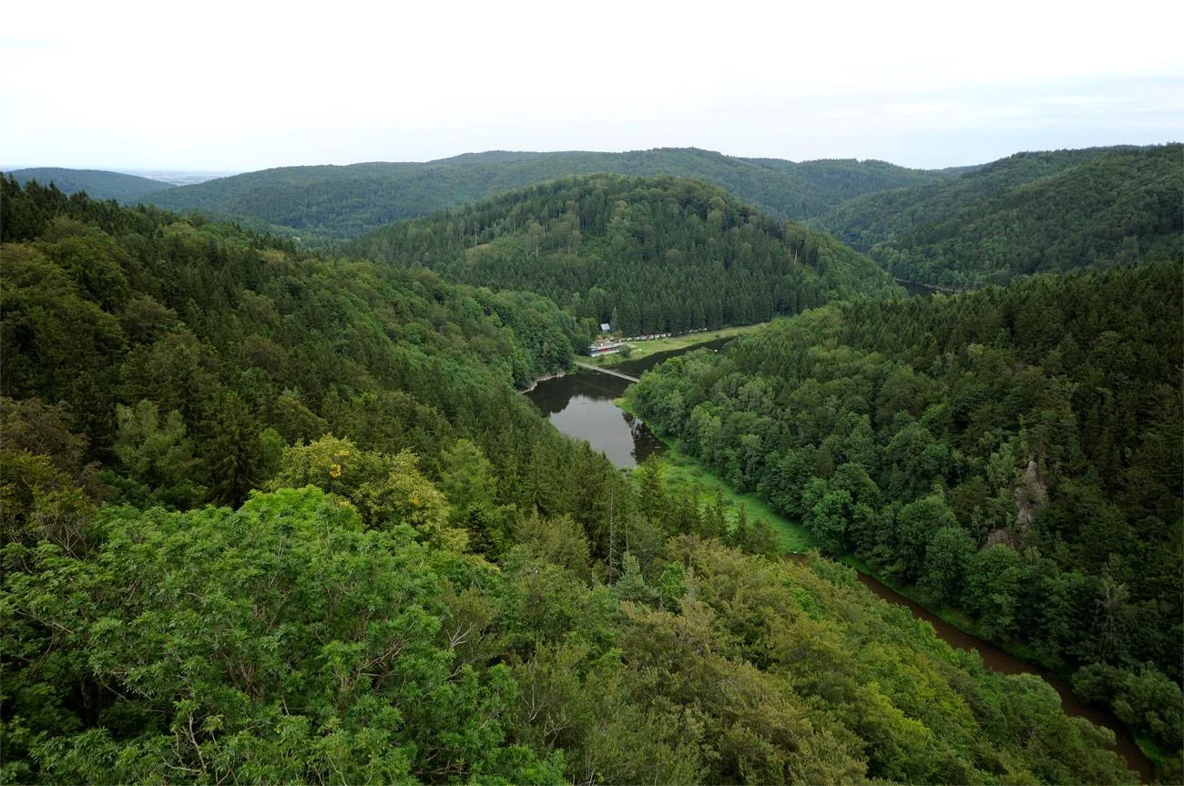 Photo showing: Widok z zamkowej wieży. Przedgórze Sudeckie z Jeziorem Lubachowskim (Bystrzyckim) do którego wpływa Bystrzyca. Nad jeziorem widać zamkniętą kilka miesięcy temu wiszącą kładkę oraz restaurację "Wodniak" w ośrodku wypoczynkowym.