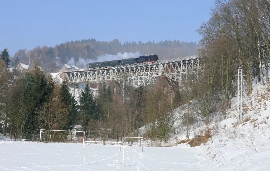 Photo showing: Jízda zvláštního vlaku „TWIERDZA“ v trase Jaworzyna Śląska – Wałbrzych – Nowa Ruda – Kłodzko a zpátky. Soupravu vlaku tvořila lokomotiva Tkt48-18 z roku 1951, kterou udržuje Muzeum Kolejnictwa na Śląsku w Jaworzynie Śląskiej. Poté jeden osobní vůz řady Bi a dva osobní vozy řady Ci. Cestou ve Wałbrzychu byl pokus o nabraní vody z hydrantu, ten byl zamrzlý a nepodařilo se vodu nabrat. Vlak odjel do Głuszyce, kde byly na nádraží přivolání hasiči, také v Kłodzku doplnili vodu hasiči. Cestující z vlaku měli v Kłodzku možnost návštěvy města a zajištěnou prohlídku tvrze. Pro cestující z Kłodzka a okolí byla možnost svezení do Polanice-Zdróje a zpátky, souprava tam pokračovala jako vlak „ZDROJOWY“.