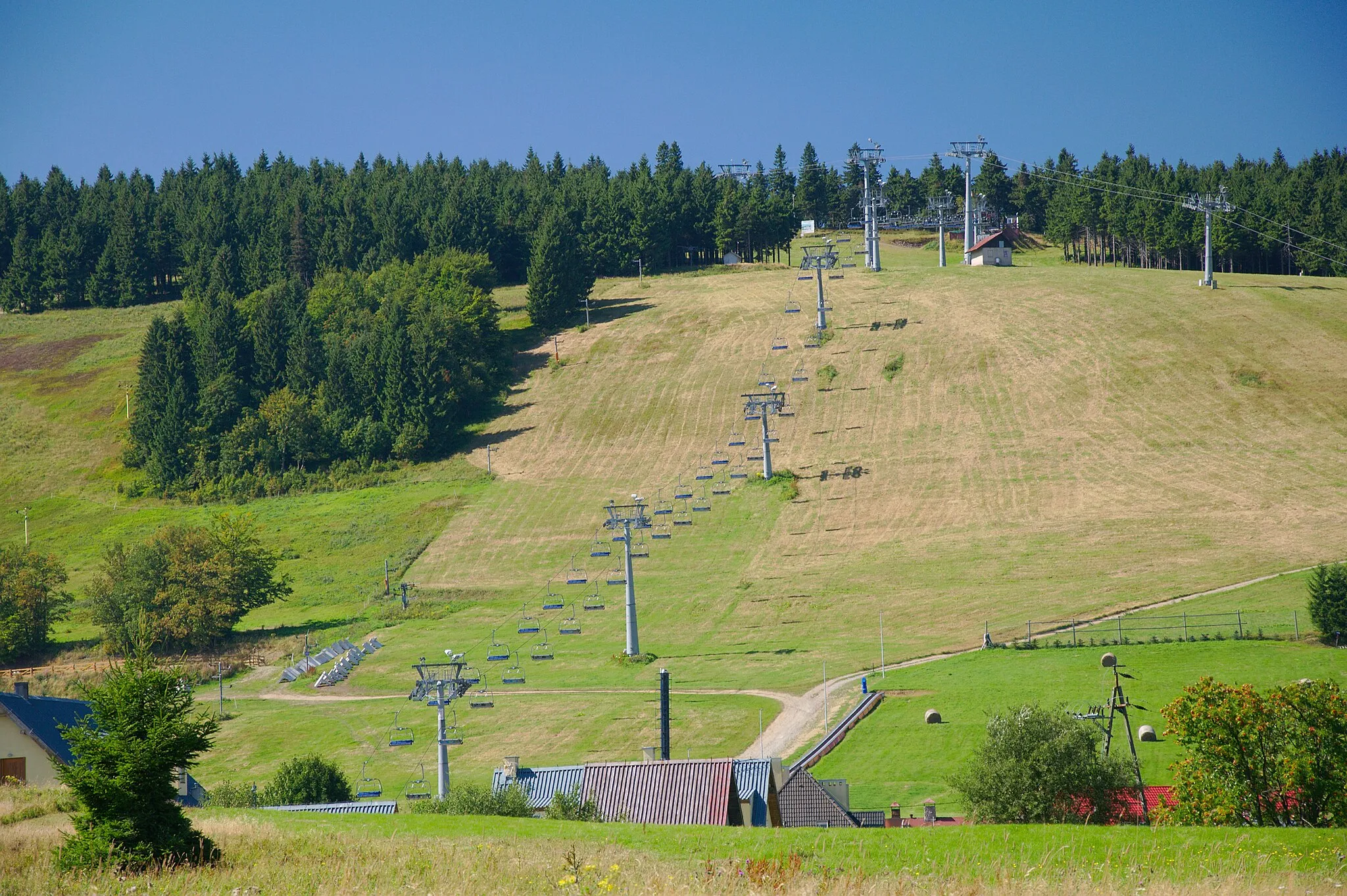 Photo showing: Ski tow, Zieleniec, Lower Silesian Voivodeship