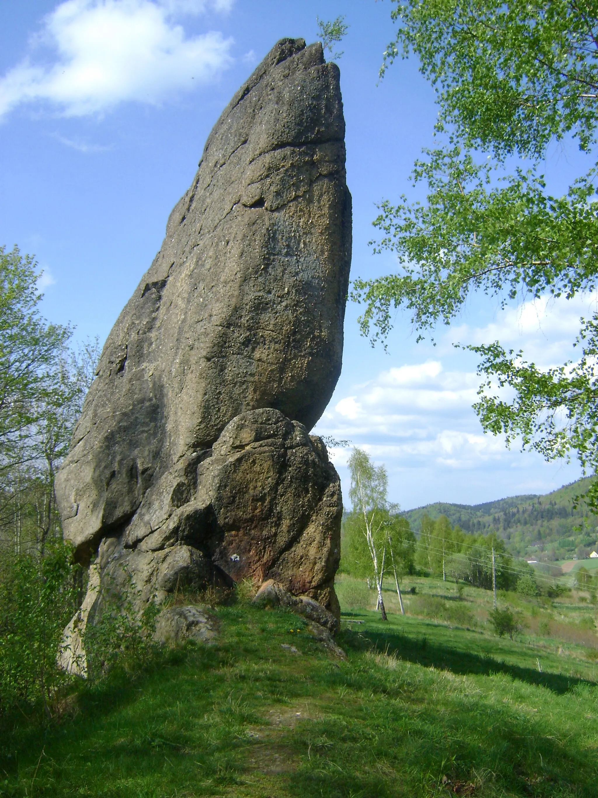 Photo showing: Skała z grupy malowniczych skał na Wysoczyźnie Idzikowa w południowo-zachodniej Polsce w Sudetach Środkowych, w województwie dolnośląskim, powiecie kłodzkim. Widok na skały od strony północnej.