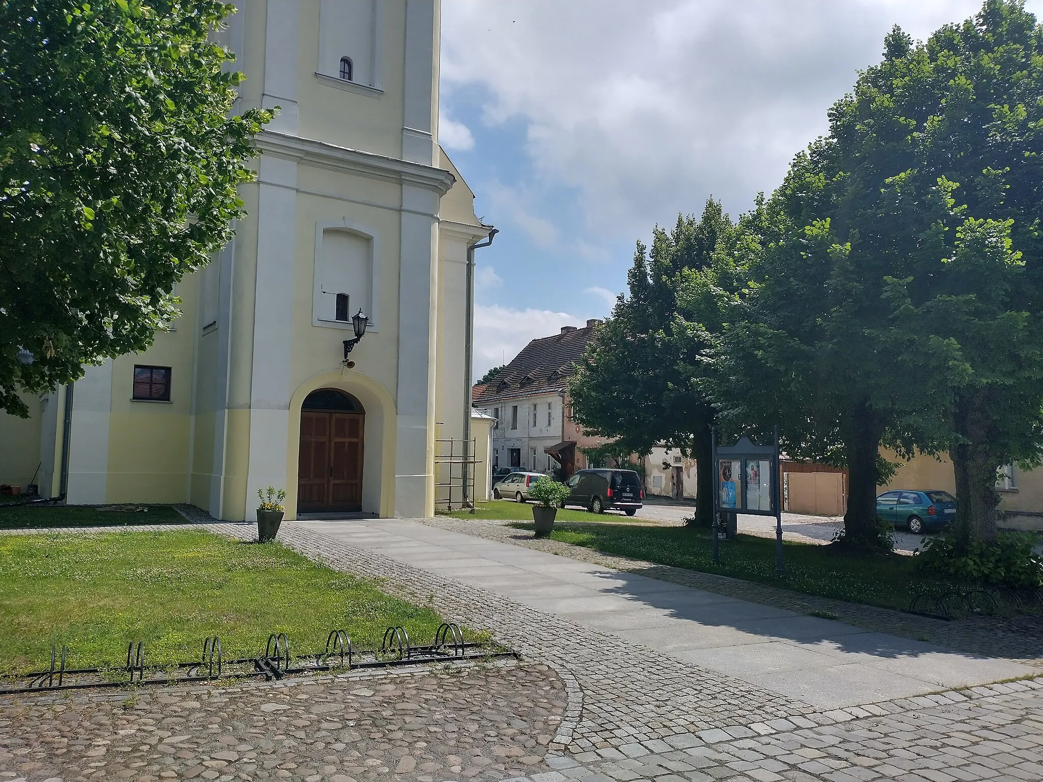 Photo showing: Uraz, Pl. Wolności 6 - kościół parafialny p.w. św. Michała Archanioła.
