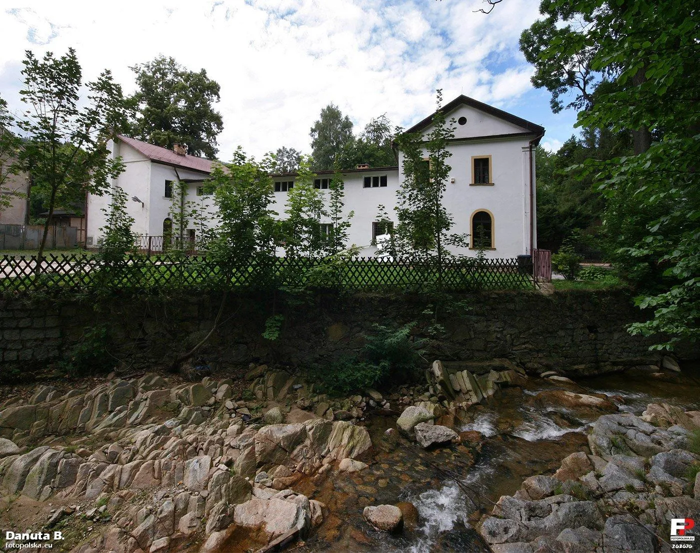 Photo showing: Budynek starego domu zdrojowego, który mieścił kiedyś łazienki. Wzniesiony w 1878 r. obok źródeł wód leczniczych. Obecnie nieużytkowany, w rękach prywatnych. Widok od podwórza. Za ogrodzeniem jest koryto Kwisy i źródła wód leczniczych.