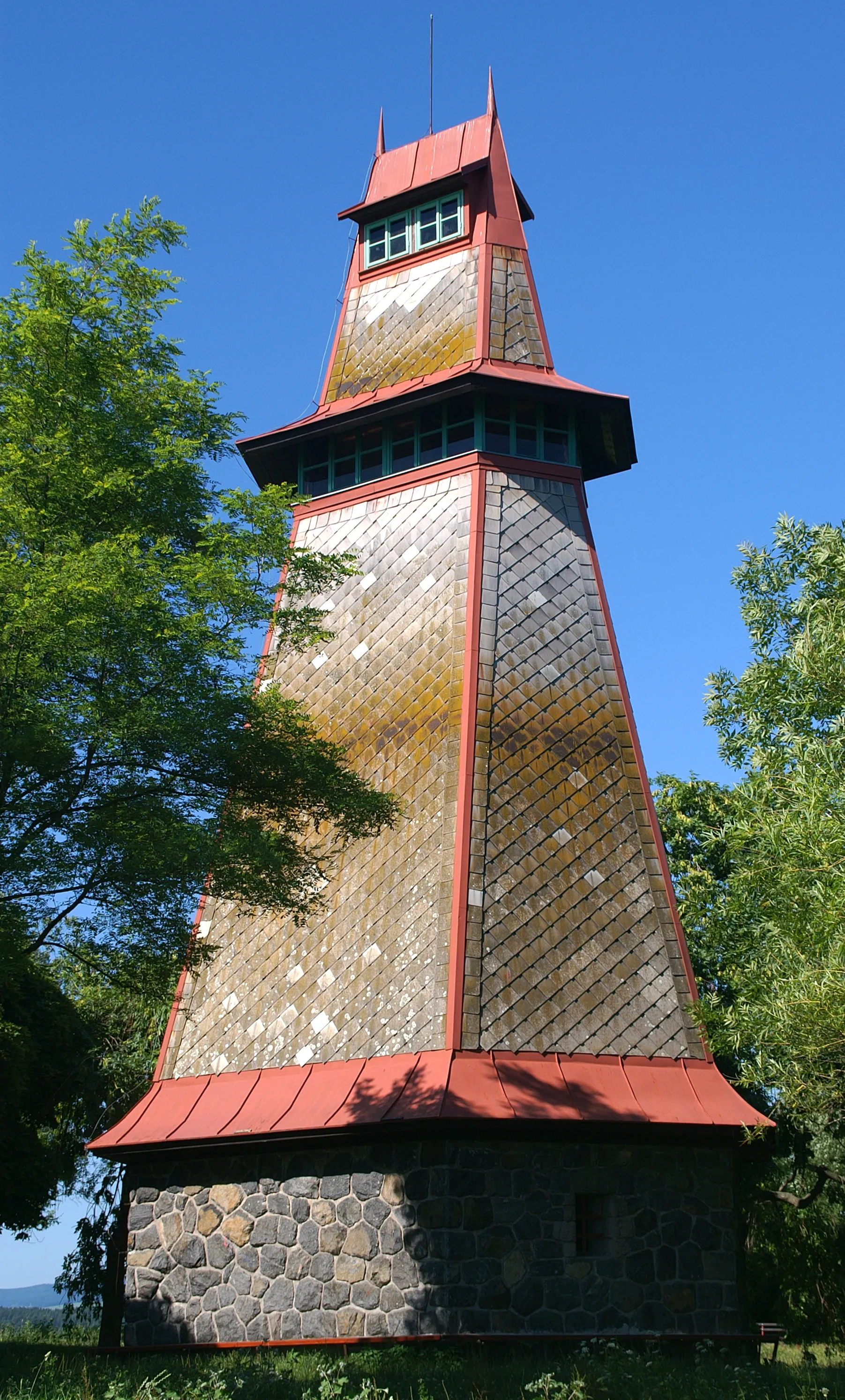 Photo showing: Tyršova rozhledna, nazývaná též Rozálka (podle návrší, na němž stojí).