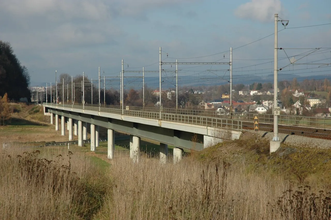 Photo showing: New railway bridge (in operation since 2003) between Dlouhá Třebová and Parník on the Praha - Česká Třebová main line