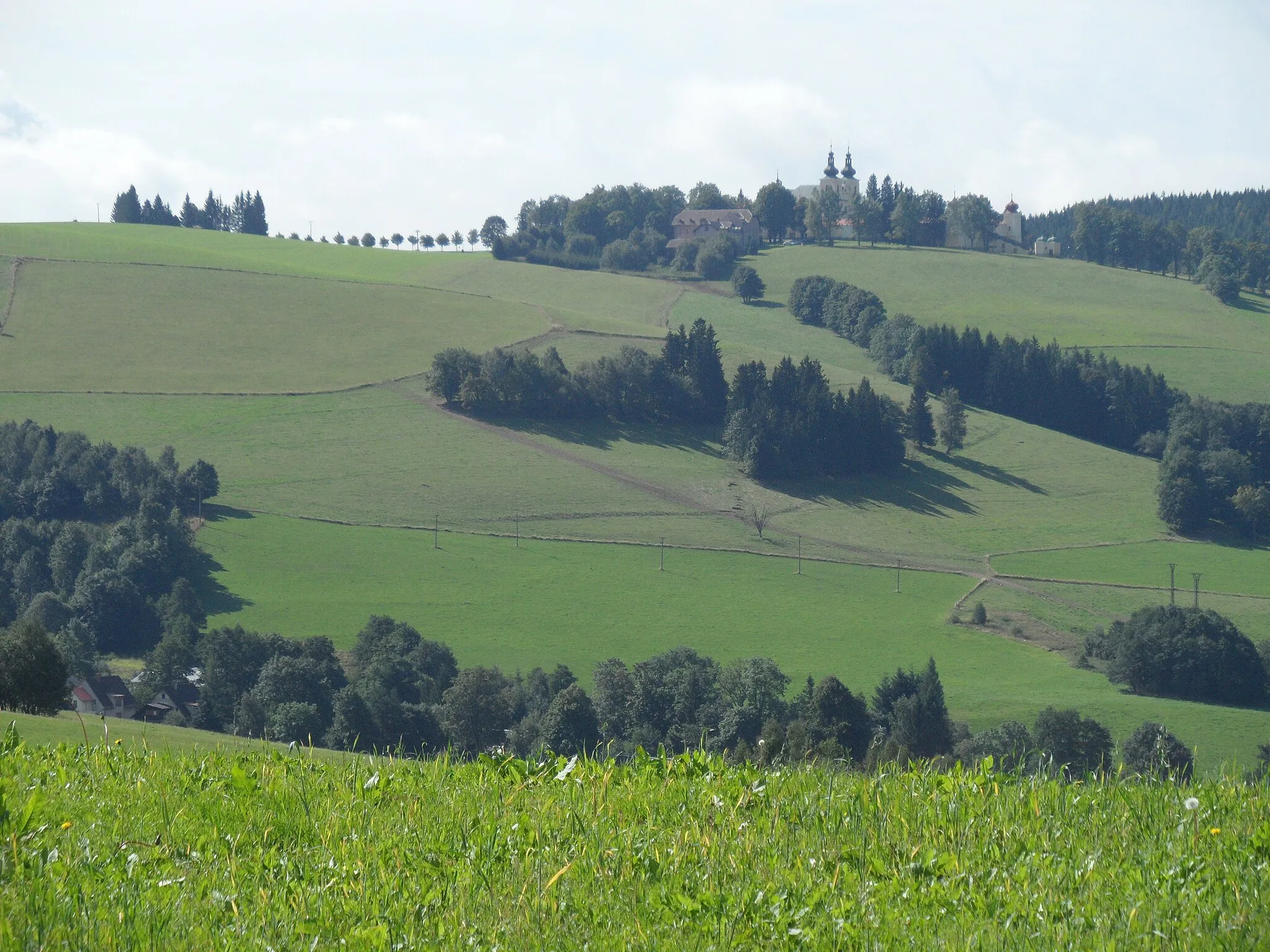 Photo showing: View from K-S 12b Utržený casemate D. View to Dolní Hedeč: Kopeček with Hora Matky Boží monastery, Ústí nad Orlicí District, the Czech Republic.