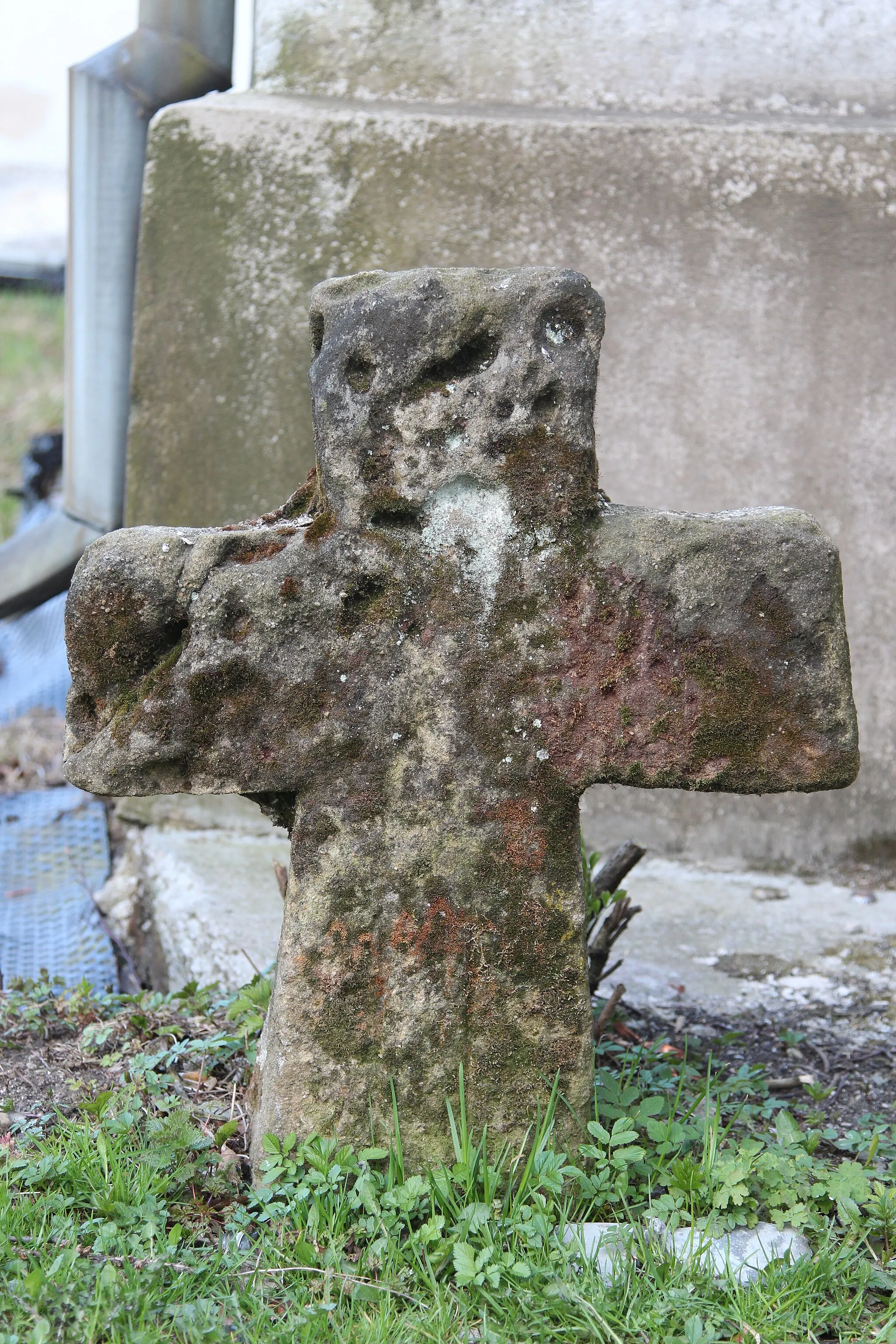 Photo showing: Stone cross in Komarno