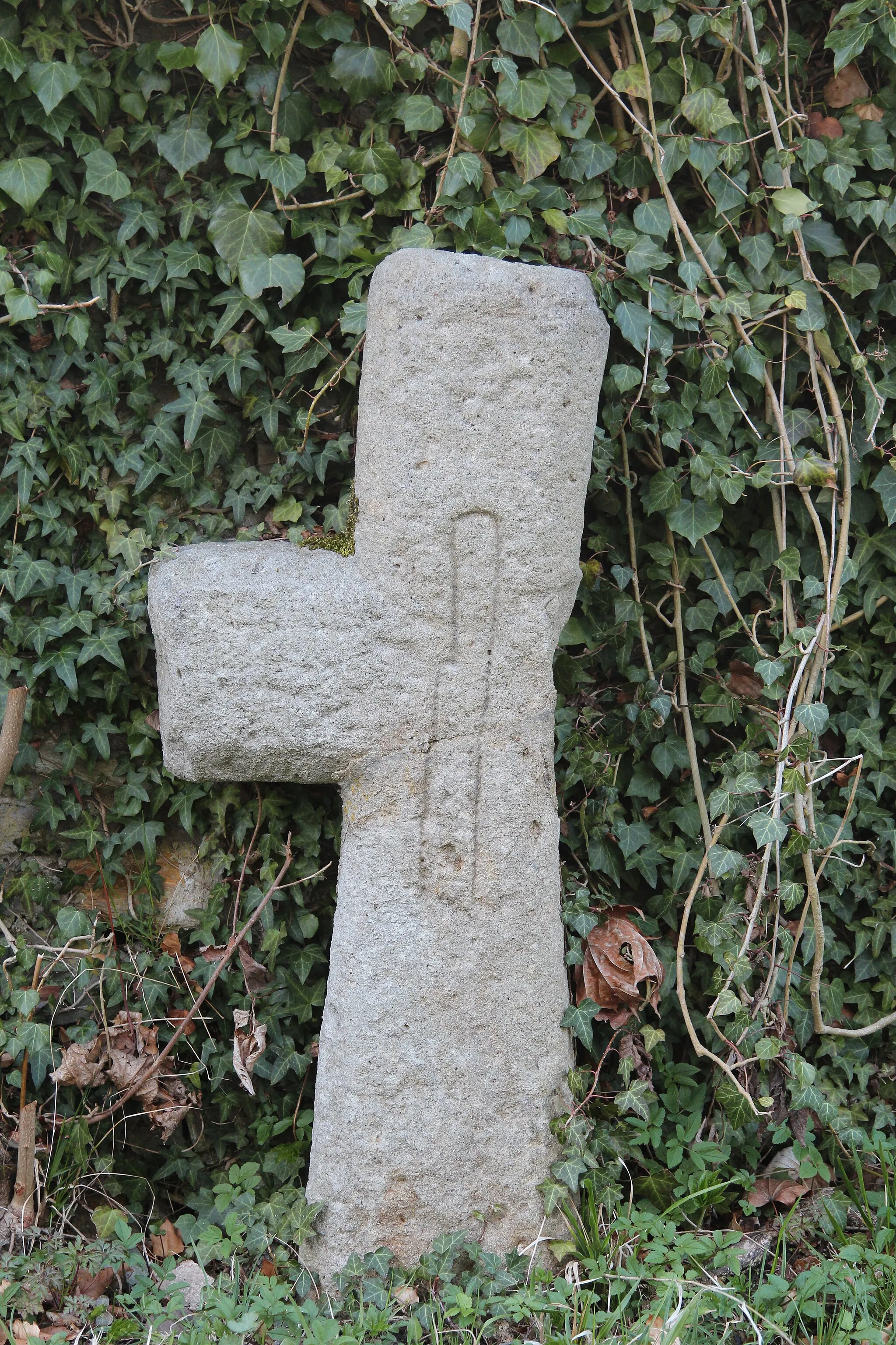 Photo showing: Stone cross in Komarno