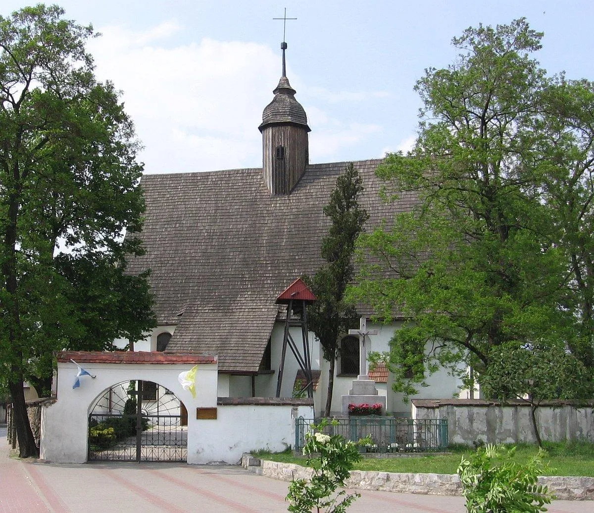 Photo showing: Kryty gontem kościół Znalezienia Krzyża Świętego w Godzikowicach.