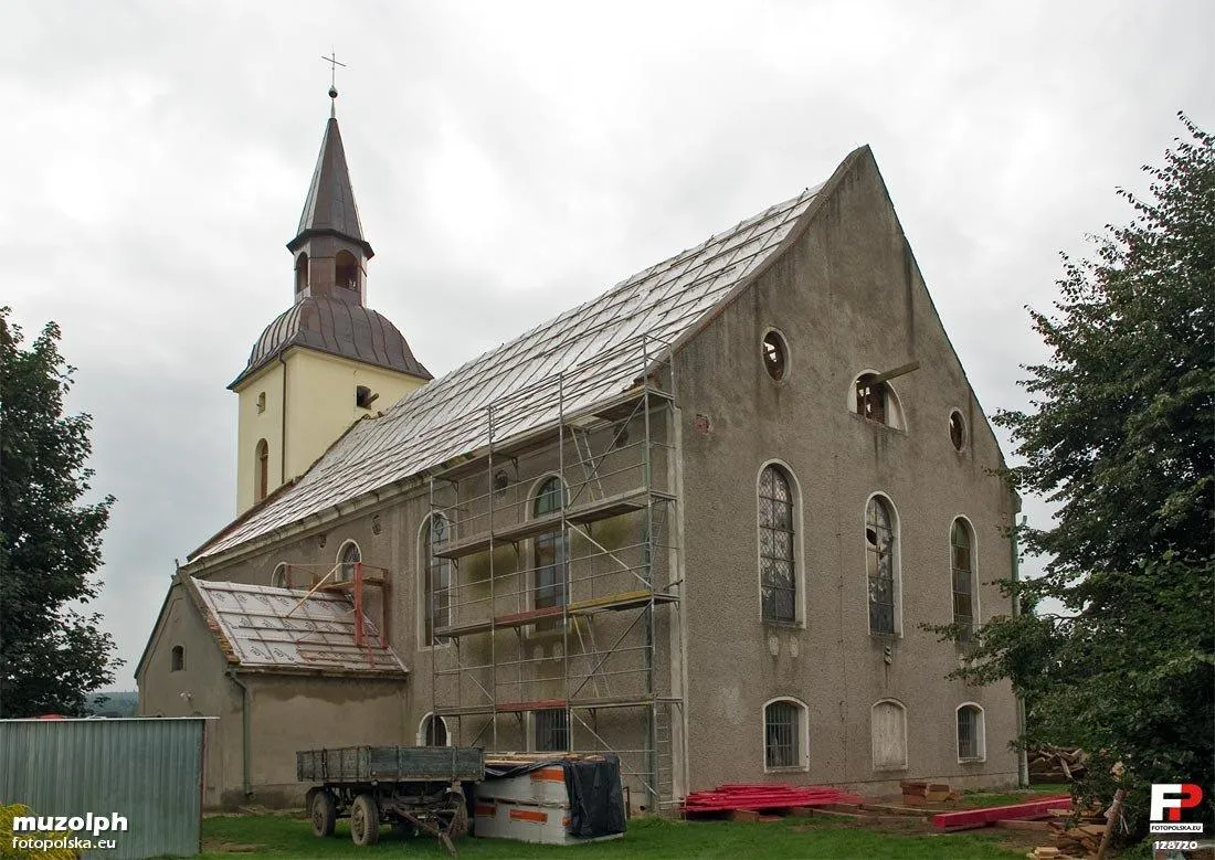 Photo showing: Kościół w Księginicach Małych w remoncie, niedawno wymieniono 400 letnią więźbę grożącą zawaleniem.