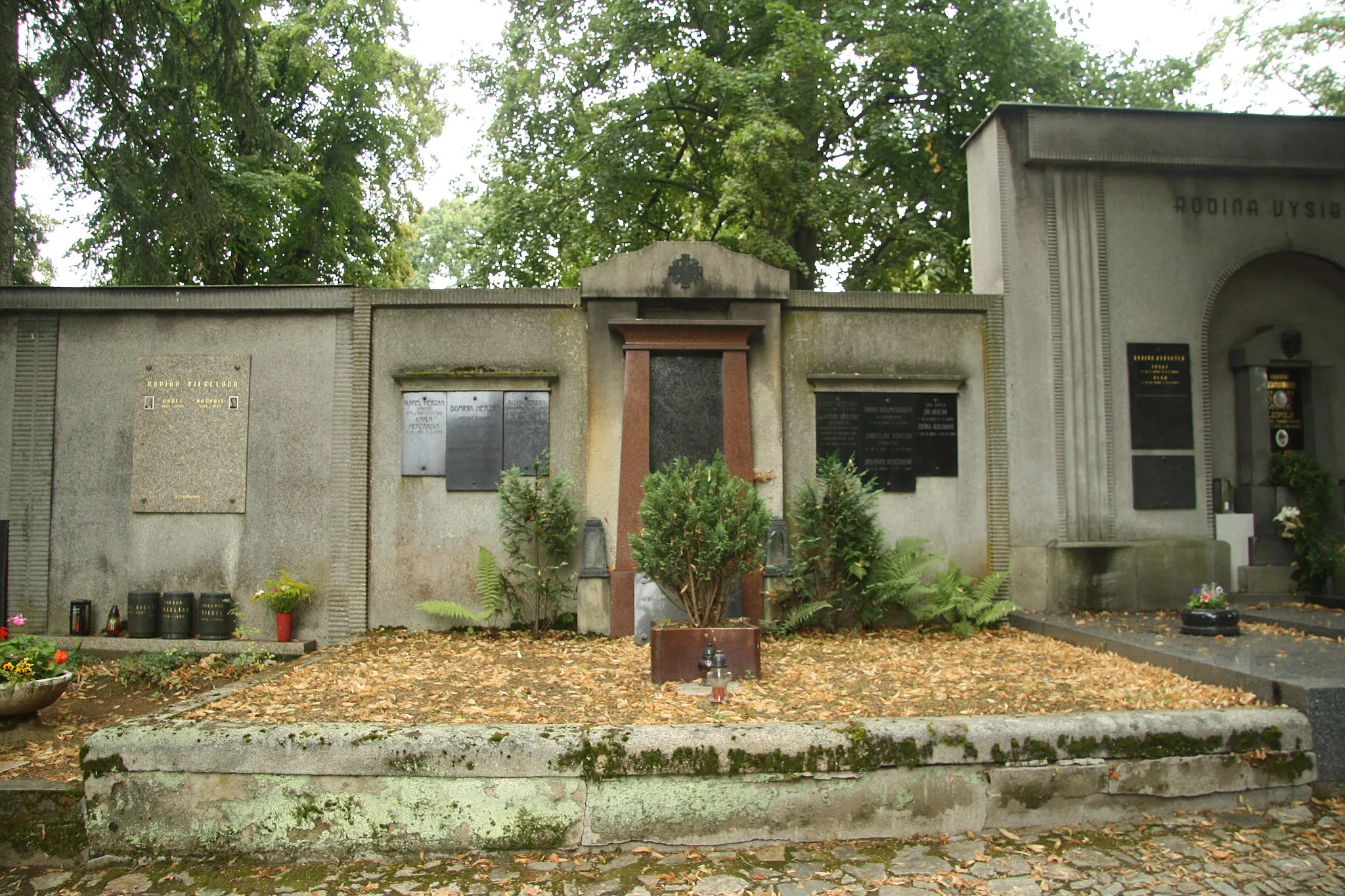 Photo showing: Grave of Dominik Herzán, Karel Herzán, Alois Herzán, Josef Herzán, Jiří Herzán, Jaroslav Herzán and Ing. Karel Herzán at Starý hřbitov in Třebíč, Třebíč District.