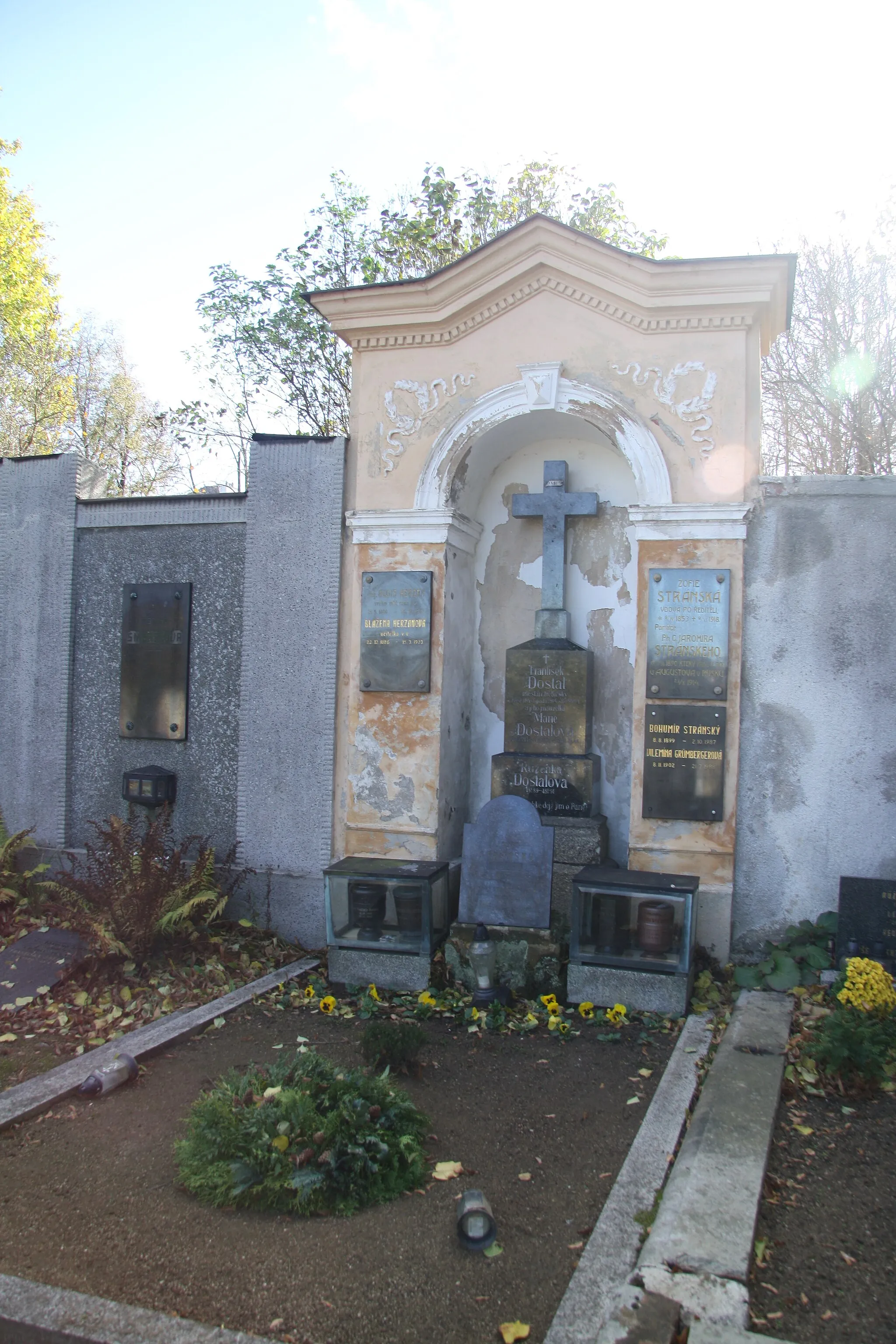 Photo showing: Grave of Stránský, Dostál and Herzán family at Starý hřbitov in Třebíč, Třebíč District.