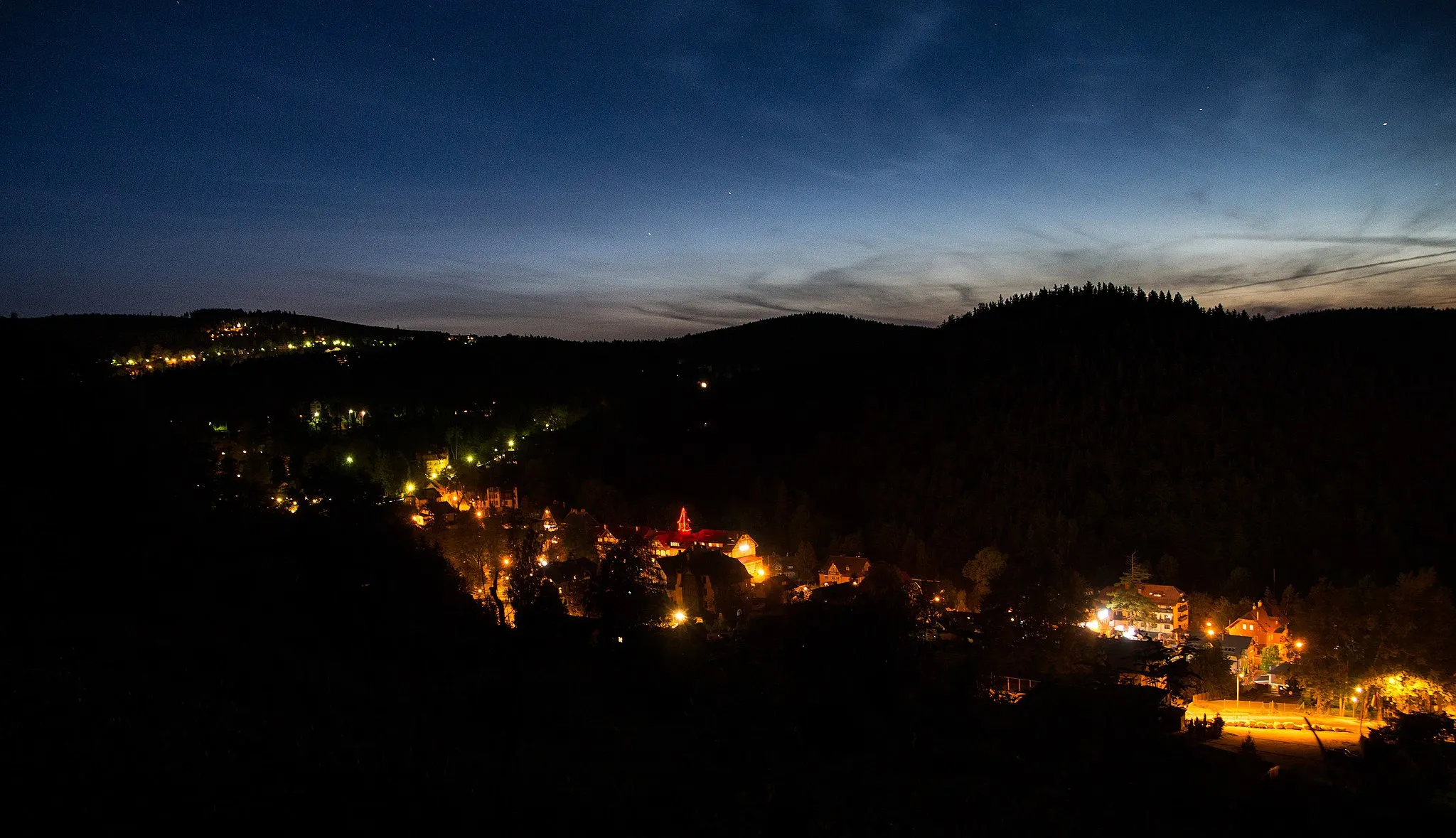 Photo showing: Night time Karpacz panorama - view from northen hill slope towards south-western part of the city.