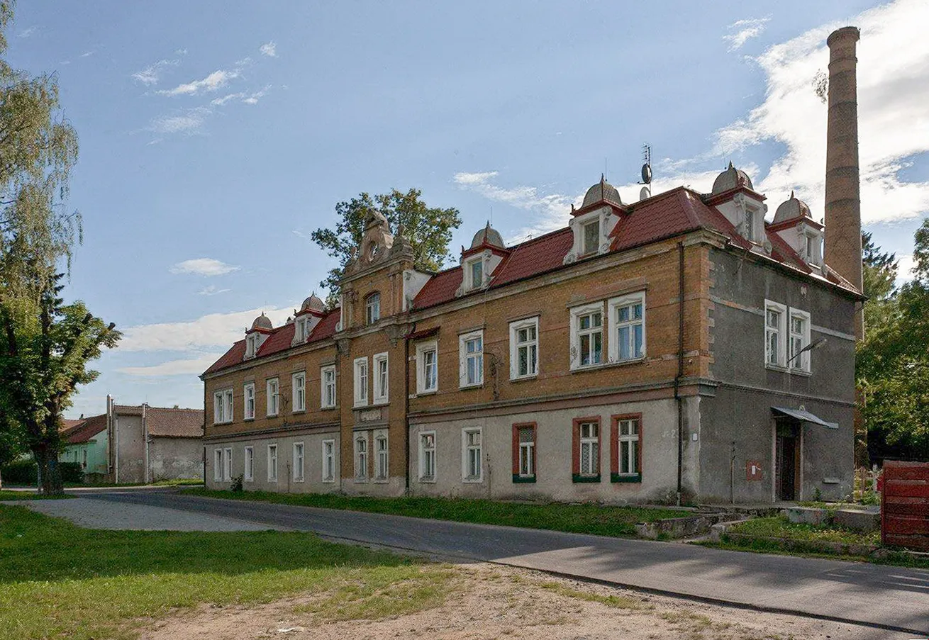 Photo showing: Budynek dawnego domu zdrojowego Annenbad istnieje. Służy dziś jako dom mieszkalny wielu rodzinom. Budynki w głębi, ze stalowymi kominami to też jakiś dawny bad.