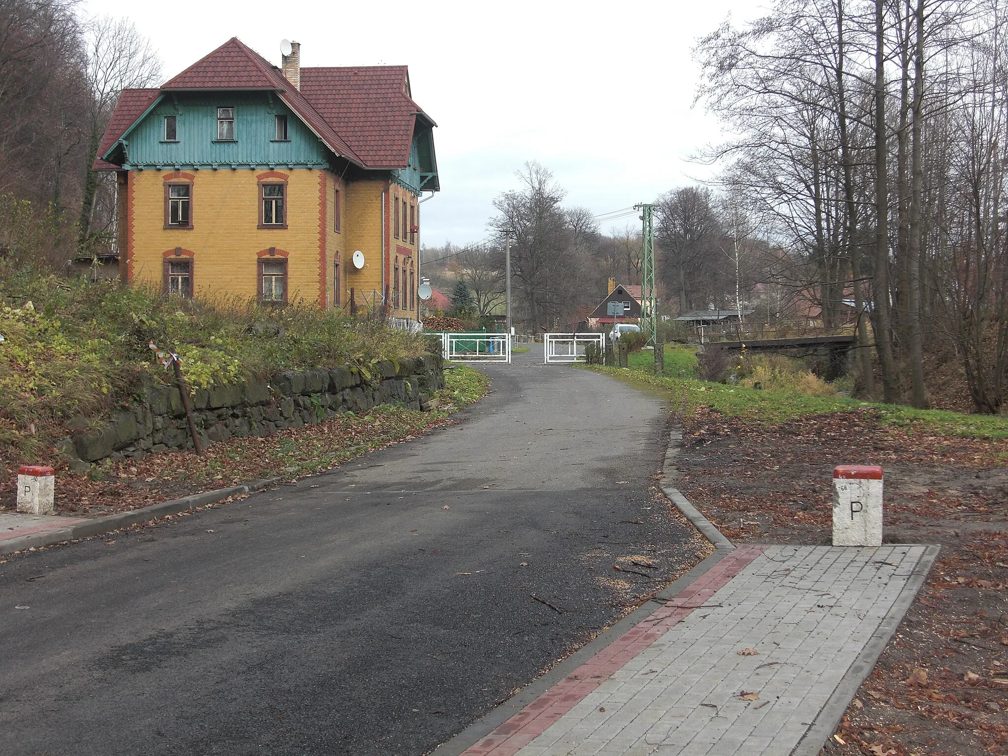 Photo showing: border crossing