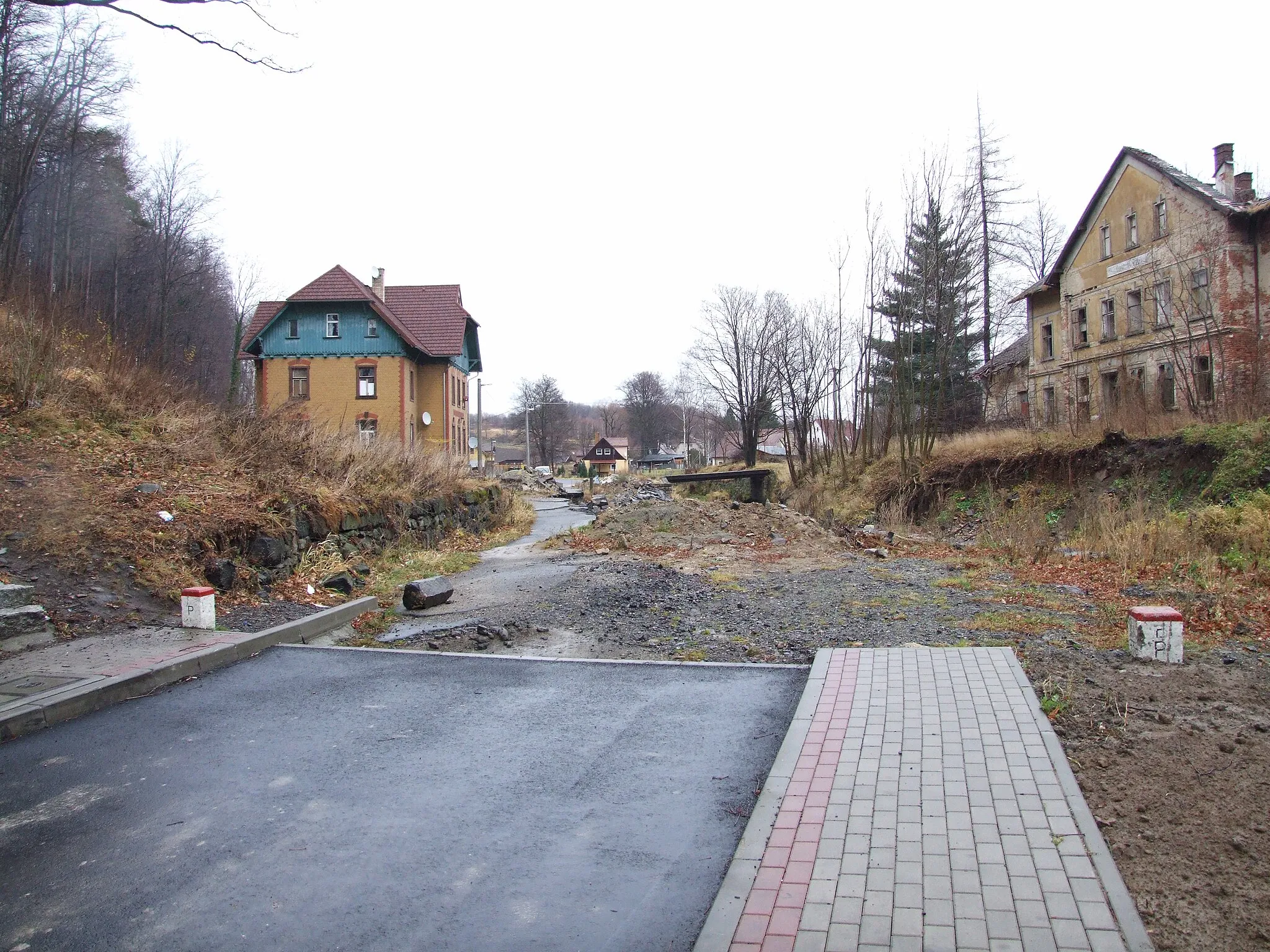 Photo showing: border crossing