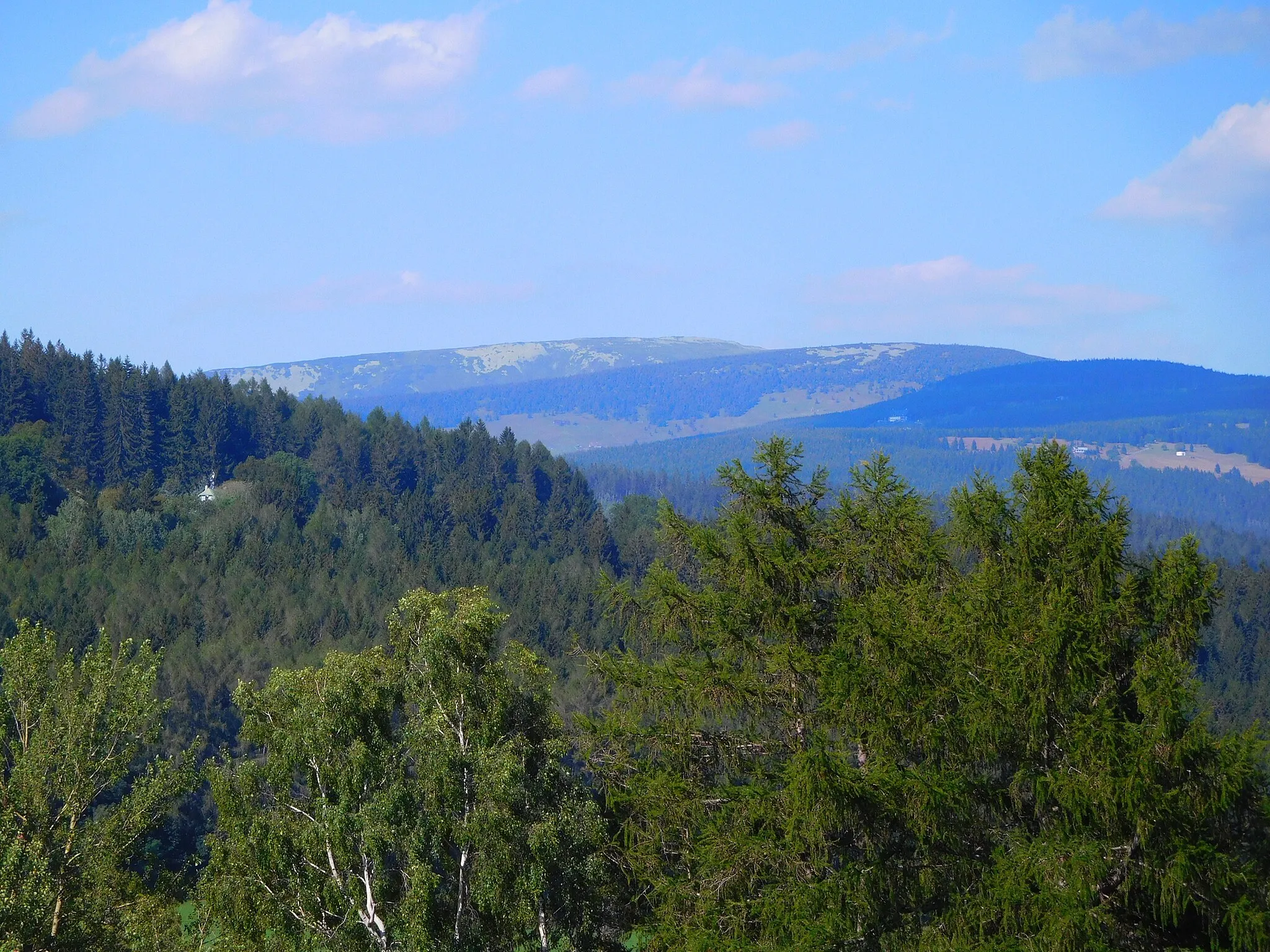 Photo showing: Sovinec - pohled na Krkonoše; v pozadí Kotel