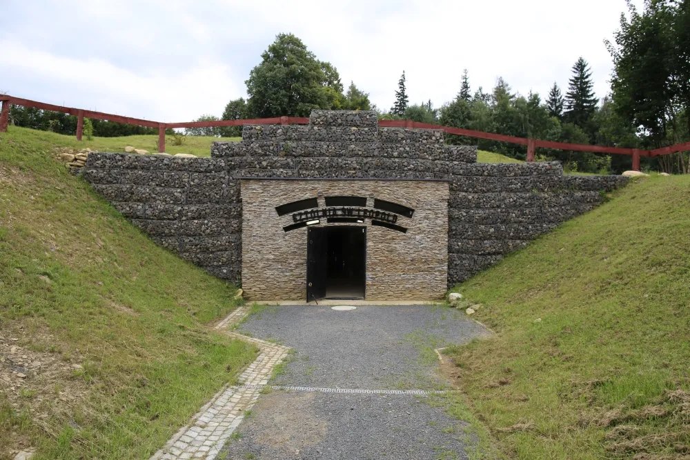 Photo showing: Wejście do podziemi.