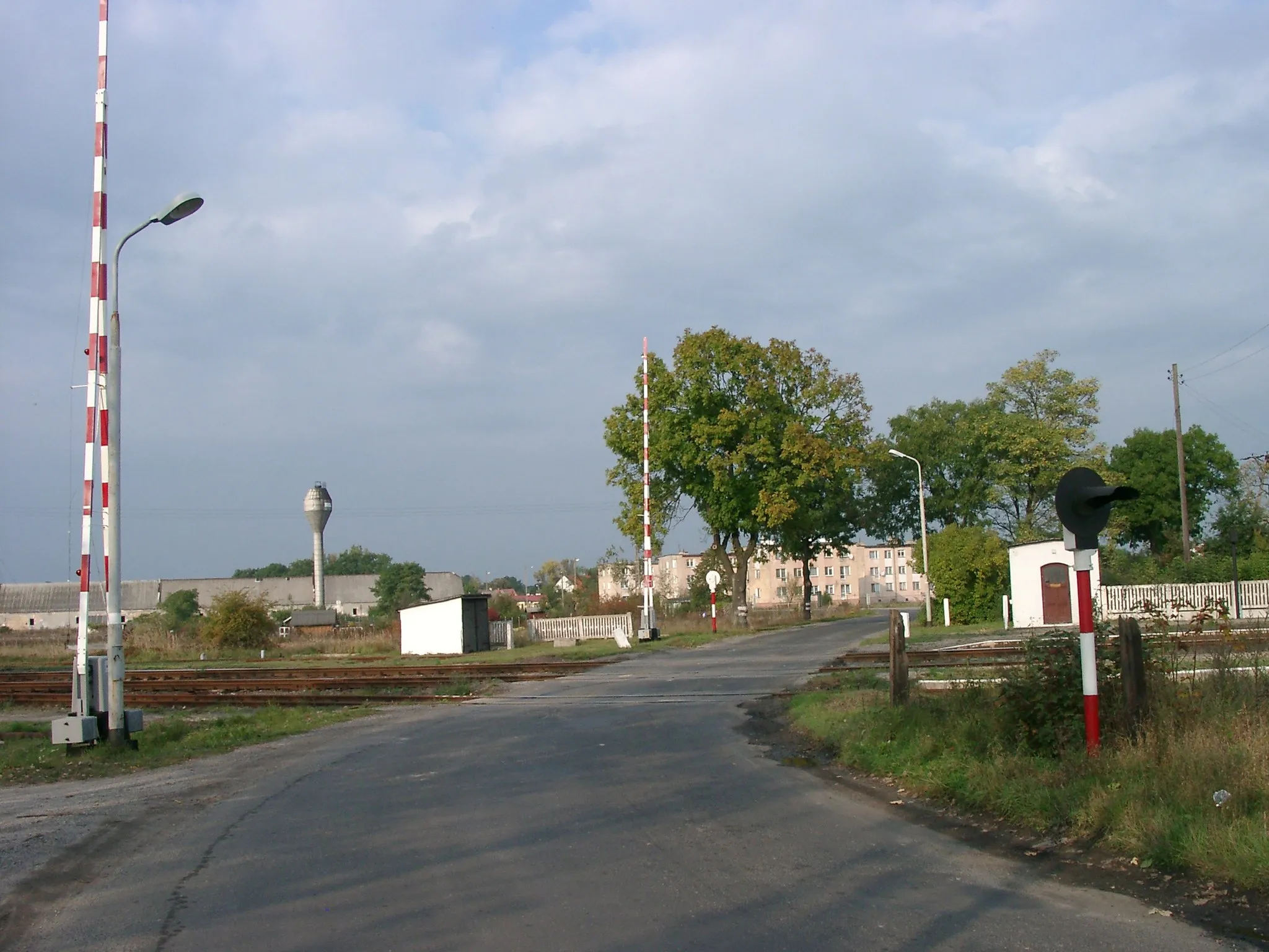 Photo showing: Dworzec kolejowy w Rokitkach koło Chojnowa

Railway station Rokitki near Chojnów