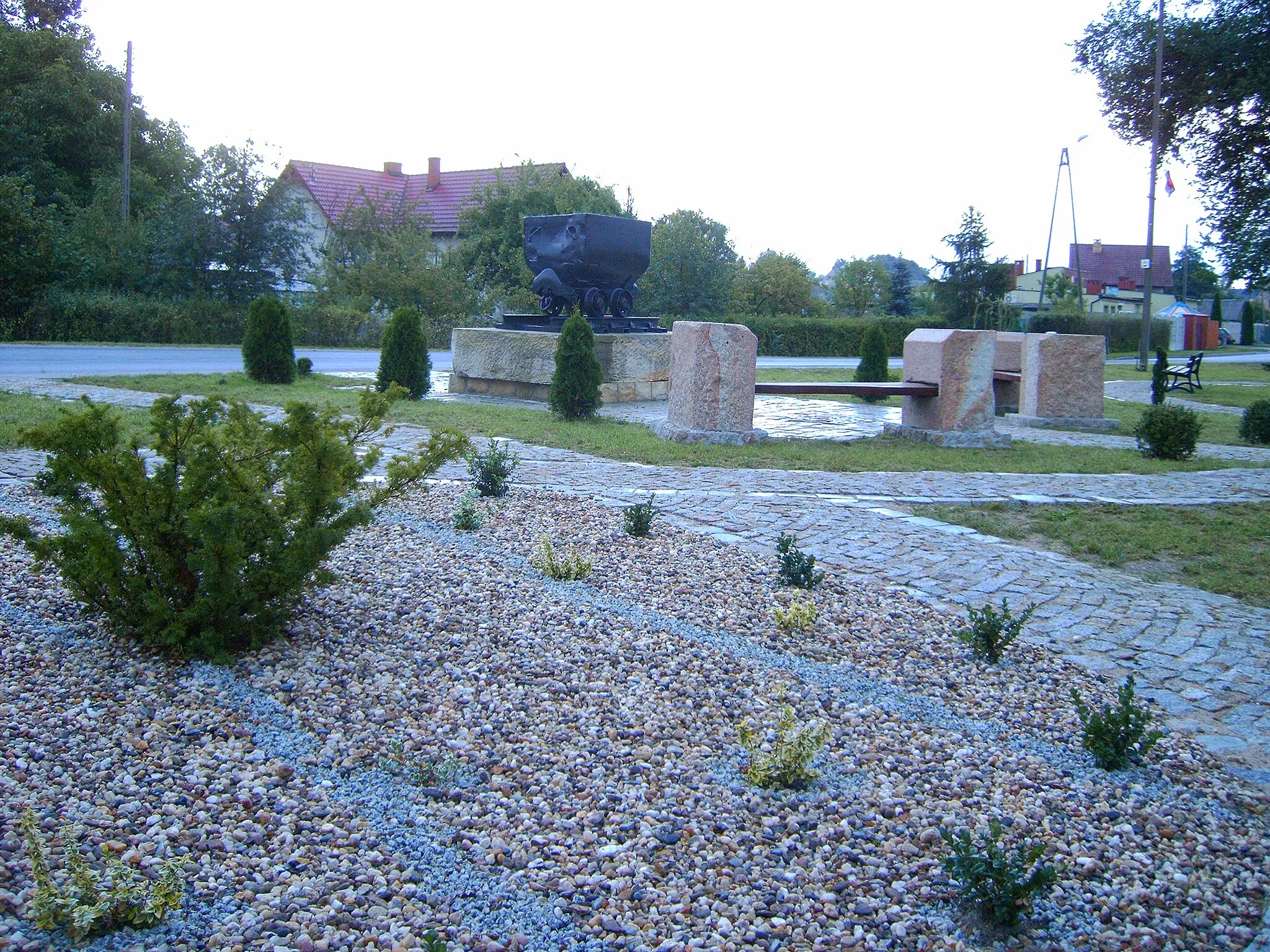 Photo showing: Raciborowice Górne - skwer pamięci pracowników Cementowni "Podgrodzie" i Zakładów Górniczych "Konrad"