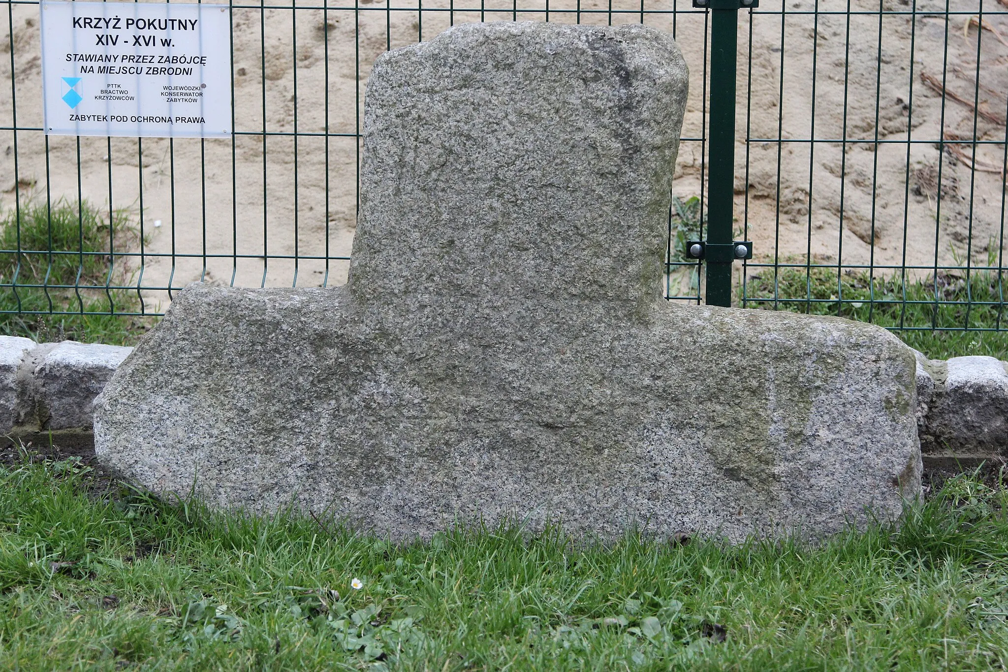 Photo showing: Stone cross in Ogrodnica