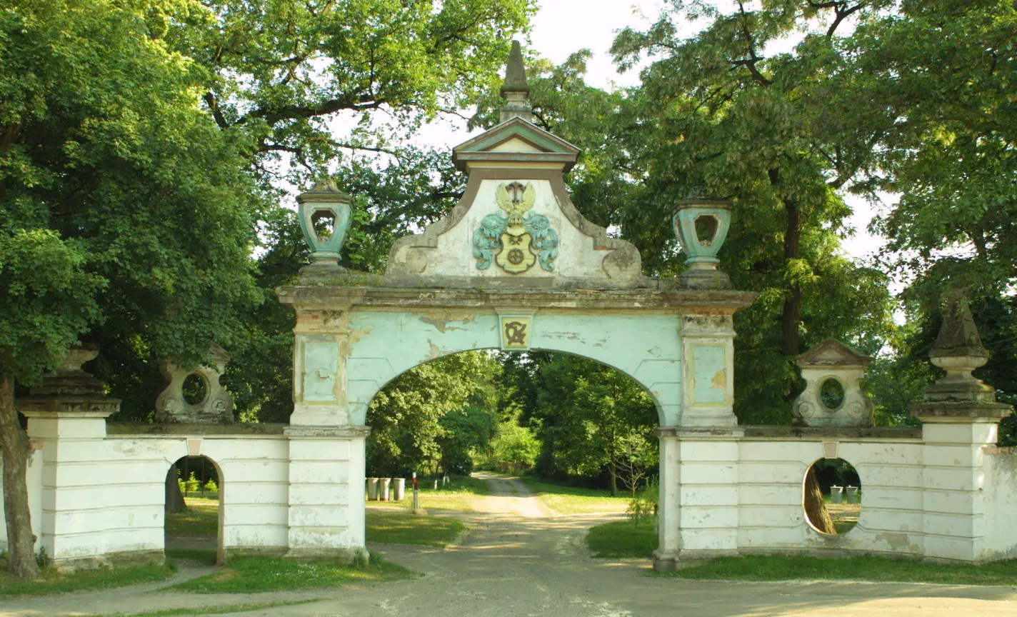 Photo showing: Park Gate at Chwalimierz, Poland.
