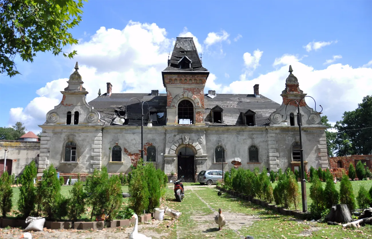 Photo showing: Chwalimierz - zespół pałacowy: stajnia, 2 poł. XIX (zabytek nr A/3776/395/W)