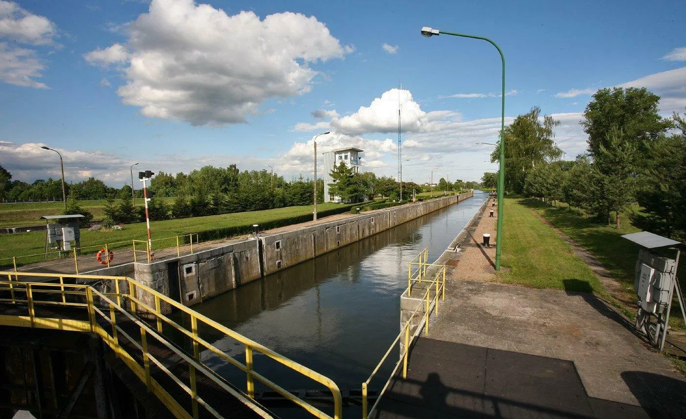 Photo showing: Śluza na kanale żeglugowym na Odrze. Widok w kierunku południowym. Śluza znajduje się obok elektrowni wodnej Janowice.