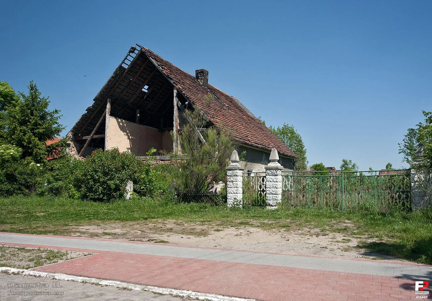 Photo showing: Bodaj jedyny taki rozpadający się dom w tej do przesady zadbanej wsi.