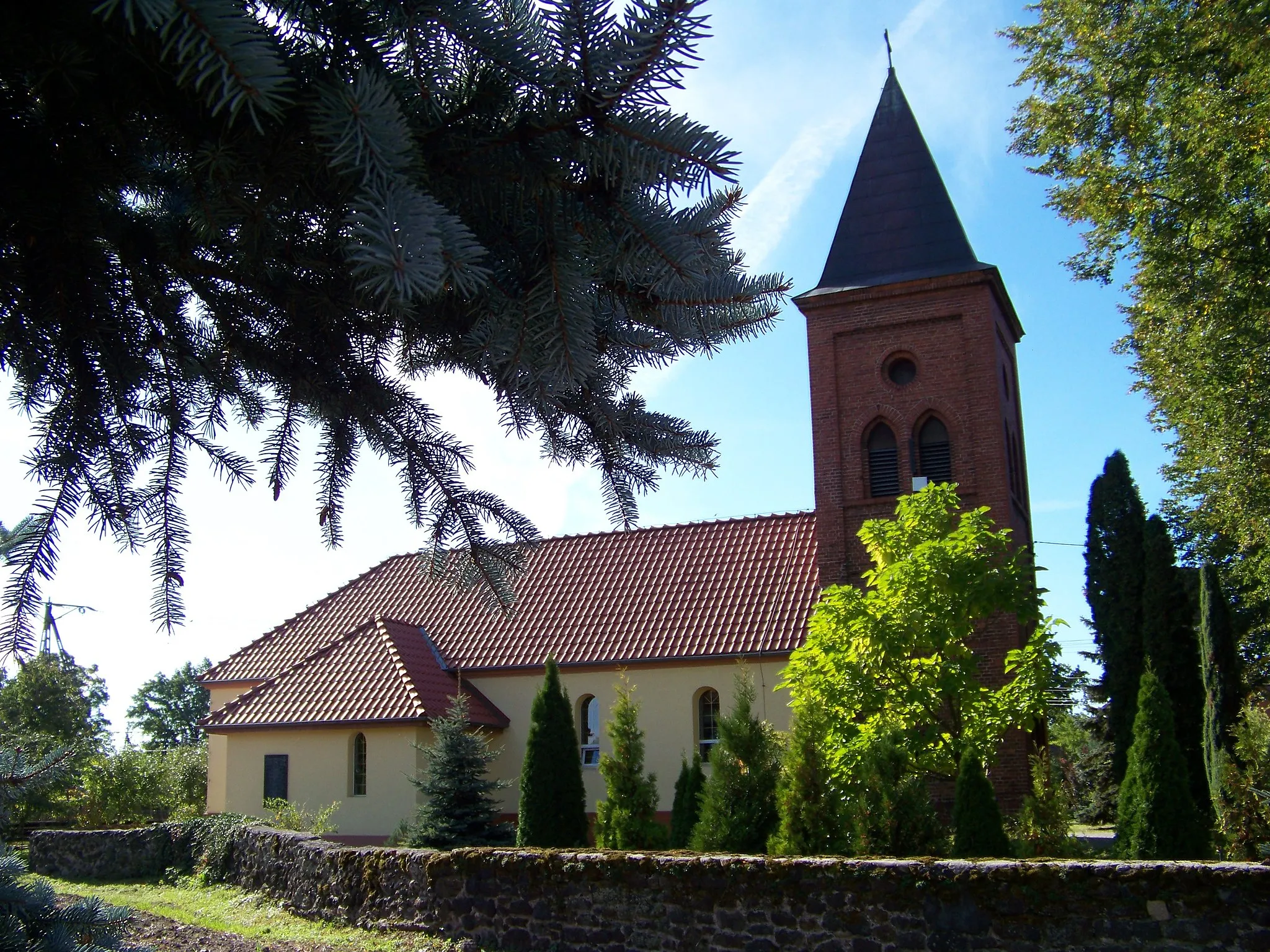 Photo showing: kaplica z wieżą -widok z profilu
Przecza, Lewin Brzeski