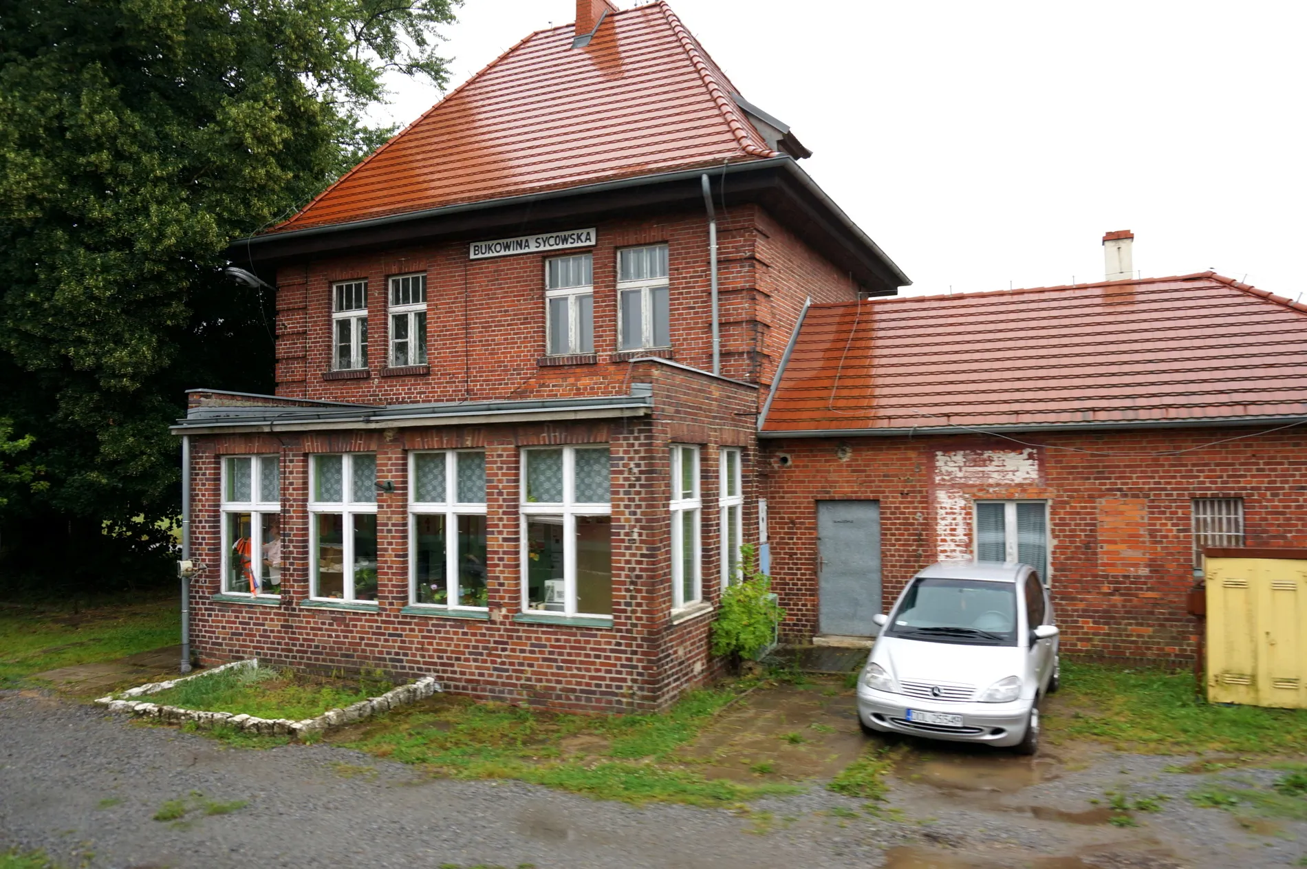 Photo showing: Stacja kolejowa w Bukowinie Sycowskiej, w województwie dolnośląskim, w powiecie oleśnickim, w gminie Międzybórz, na linii kolejowej 355 0strów Wlkp. - Grabowno Wielkie.