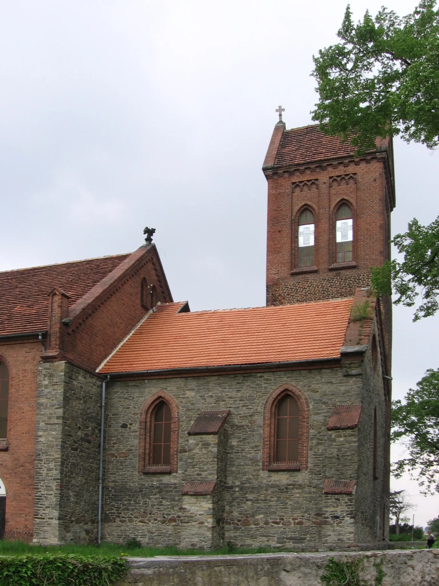 Photo showing: the church of Saint Cross in village Brzezimierz near Wrocław

first church in this place mentioned in 12th century, in 13-14th century damaged, reconstructed 16-18th century, adapted for evangelic necessities in 19th century, renovated after 1945