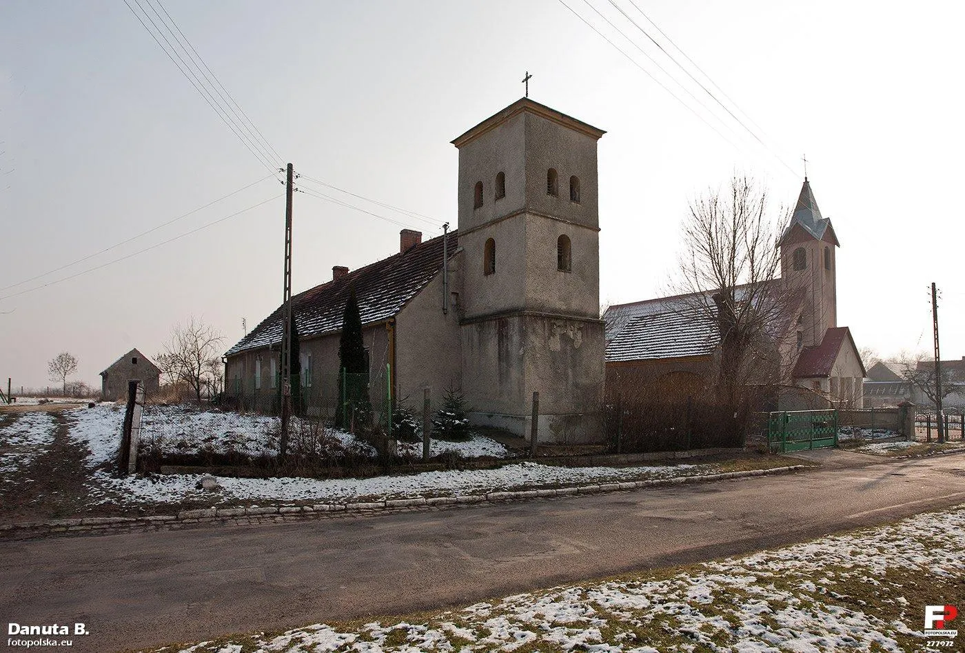 Photo showing: Dwa kościoły we wsi, a trzeci za moimi plecami. Ten z lewej to dawny zbór ewangelicki zaadaptowany po wojnie na dom mieszkalny. Z prawej współczesny kościół katolicki. Po drugiej stronie ulicy widać przedwojenny kościół katolicki.