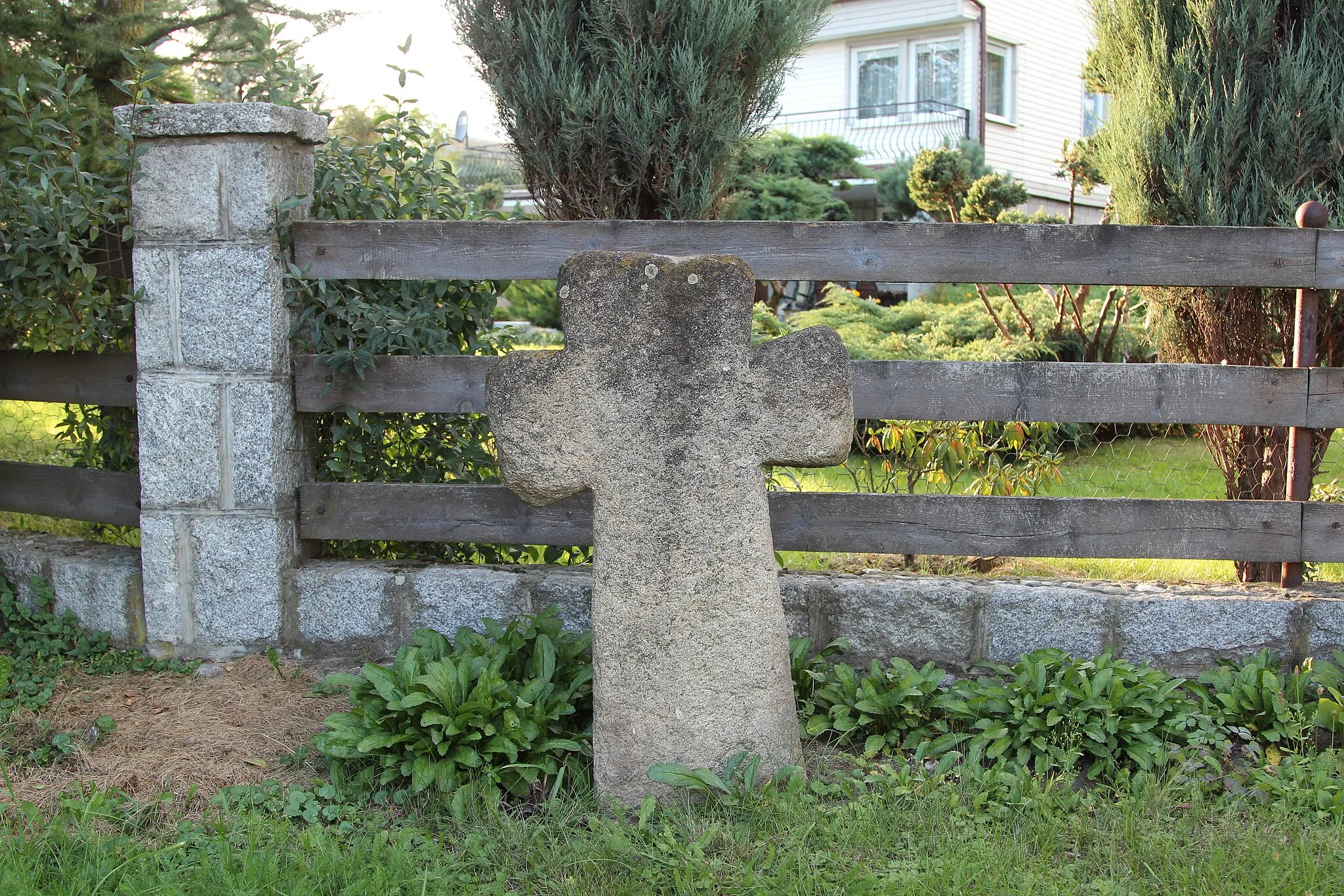 Photo showing: Stone cross in Bolesławice