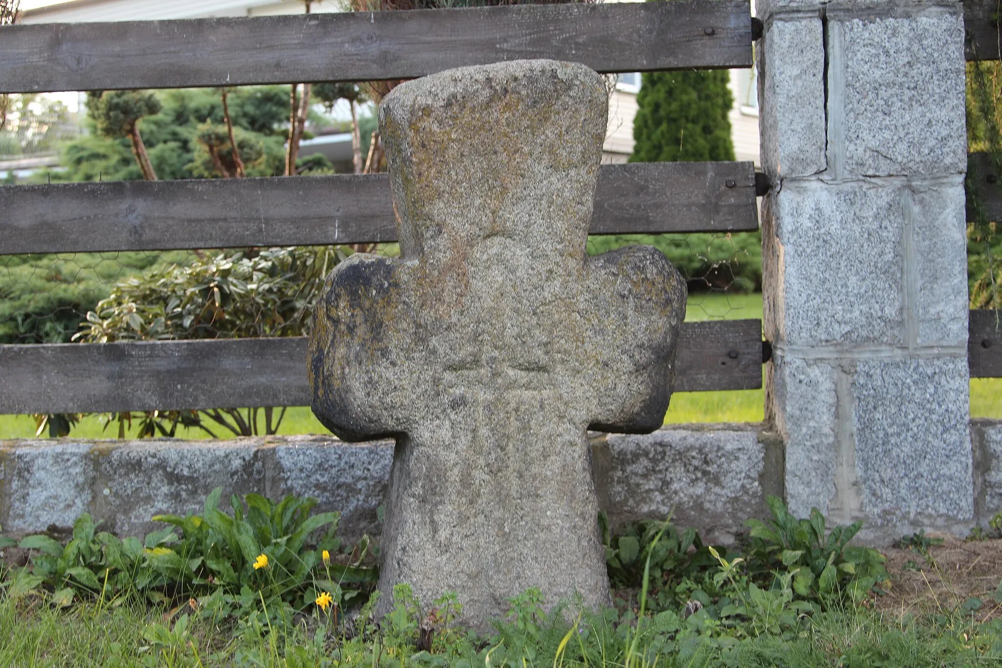 Photo showing: Stone cross in Bolesławice