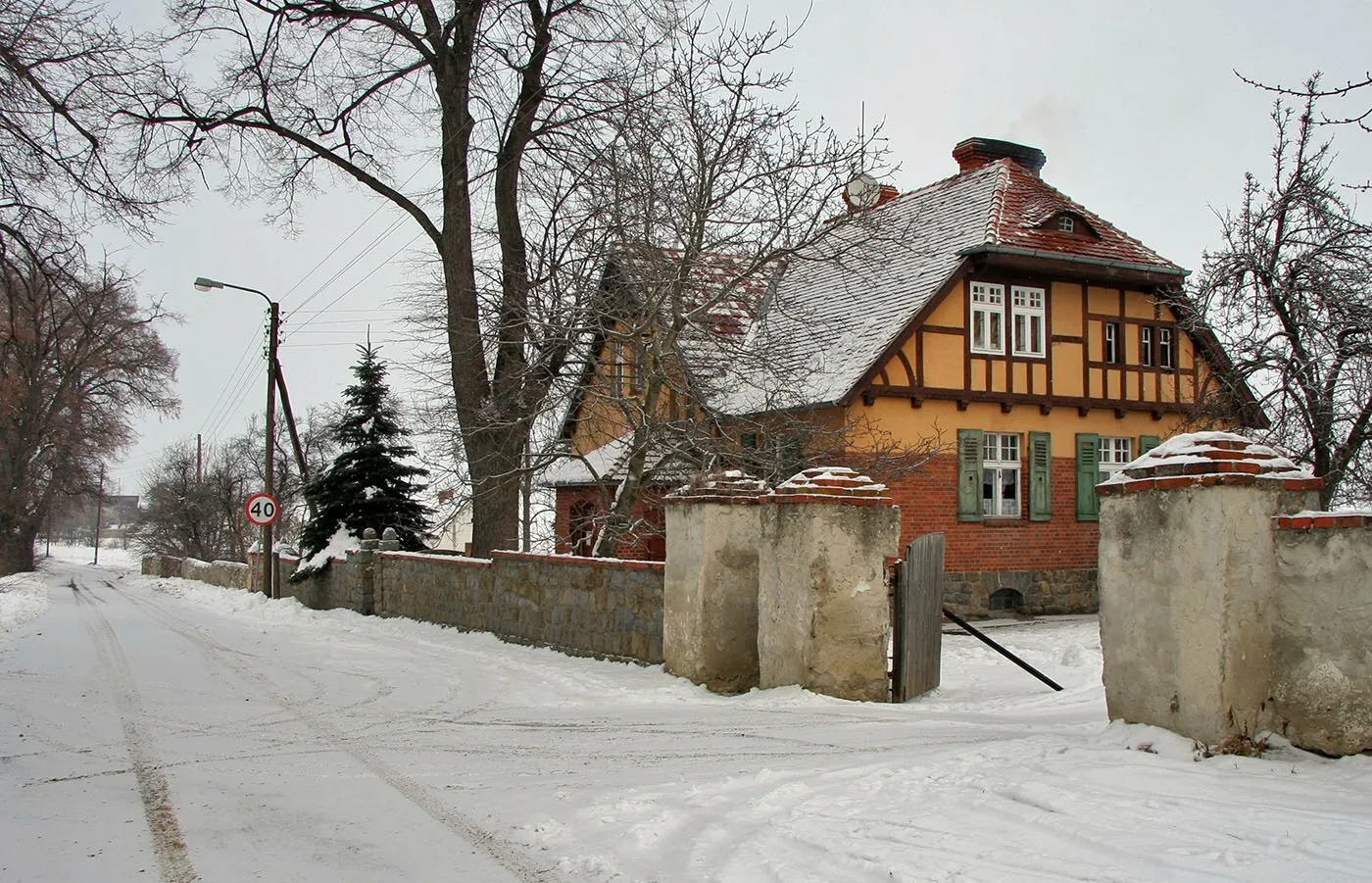 Photo showing: Leśniczówka położona jest na skraju wsi. Budynek murowany jest z kamienia i cegły, poddasze w konstrukcji drewnianej.