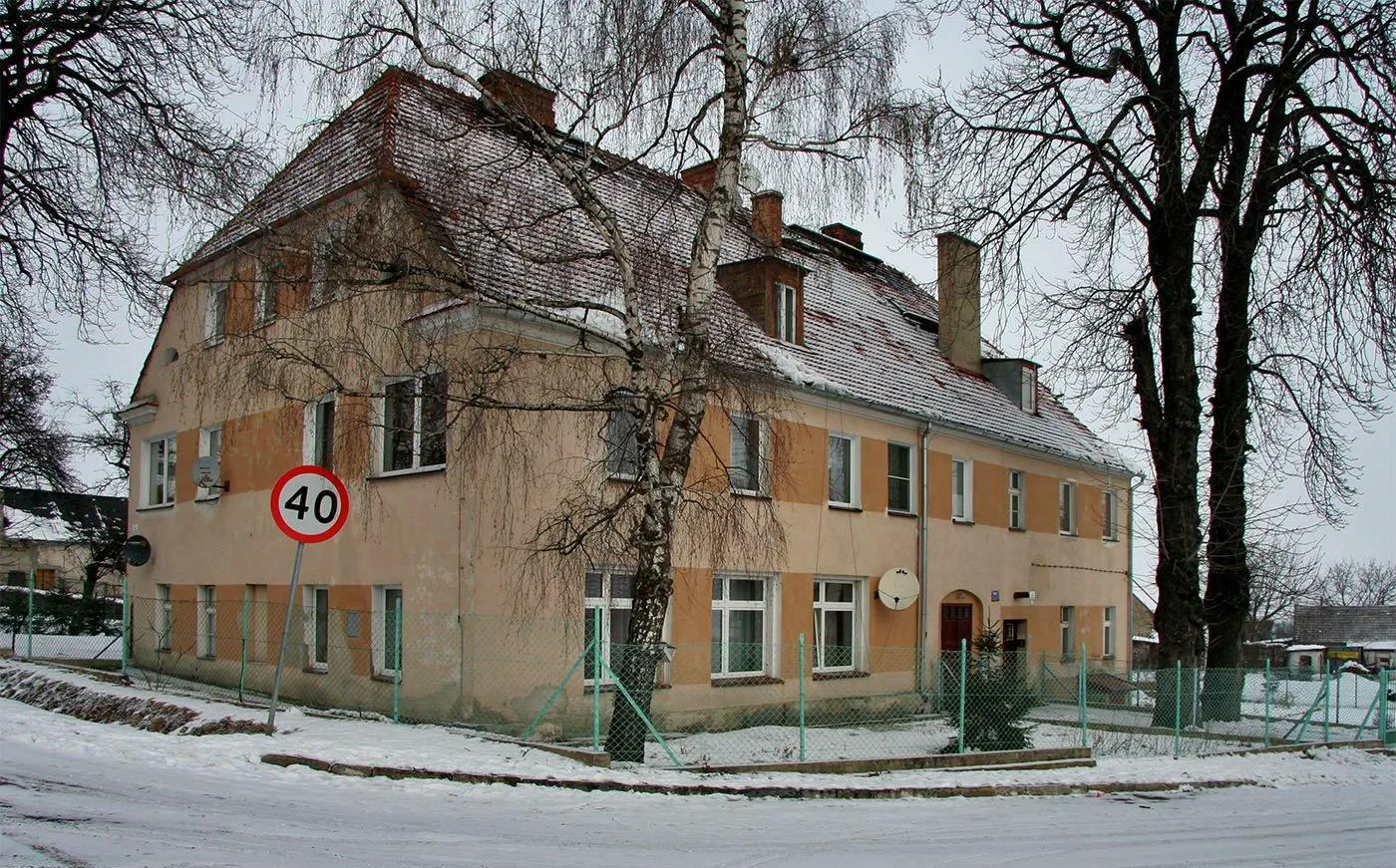 Photo showing: Duży dom mieszkalny w centrum wsi. Wcześniej szkoła i na górze mieszkania służbowe dla nauczycieli.