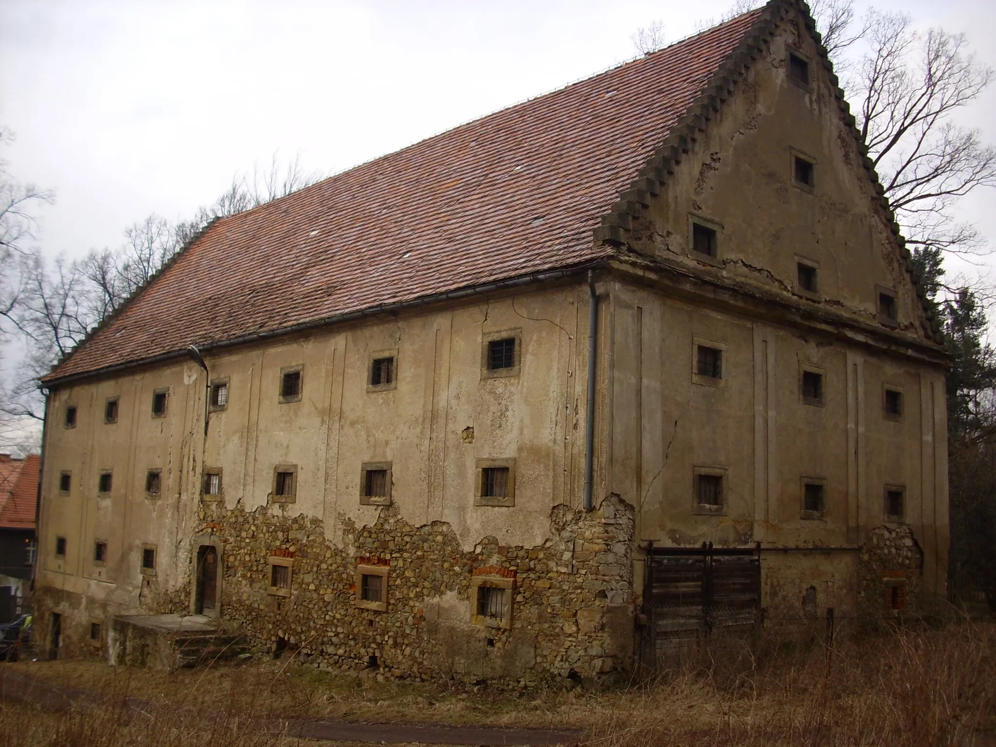 Photo showing: Czarny Bór (pow. wałbrzyski, woj. dolnośląskie, Polska). Pochodzący z XVIII wieku spichlerz pałacowy.