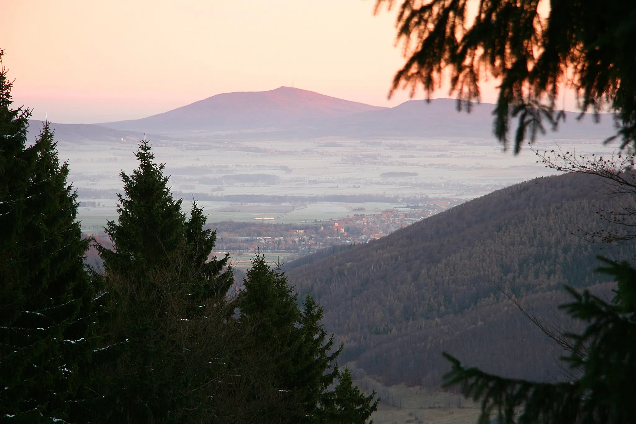 Photo showing: Pieszyce na tle Ślęży widziane z Przełęczy Jugowskiej