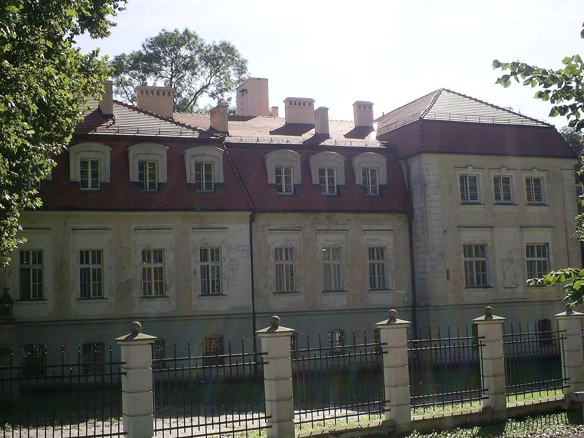 Photo showing: Sadowice, ul. Szkolna 10 - pałac, obecnie Dom Poprawczy (zabytek nr A/3830/584)