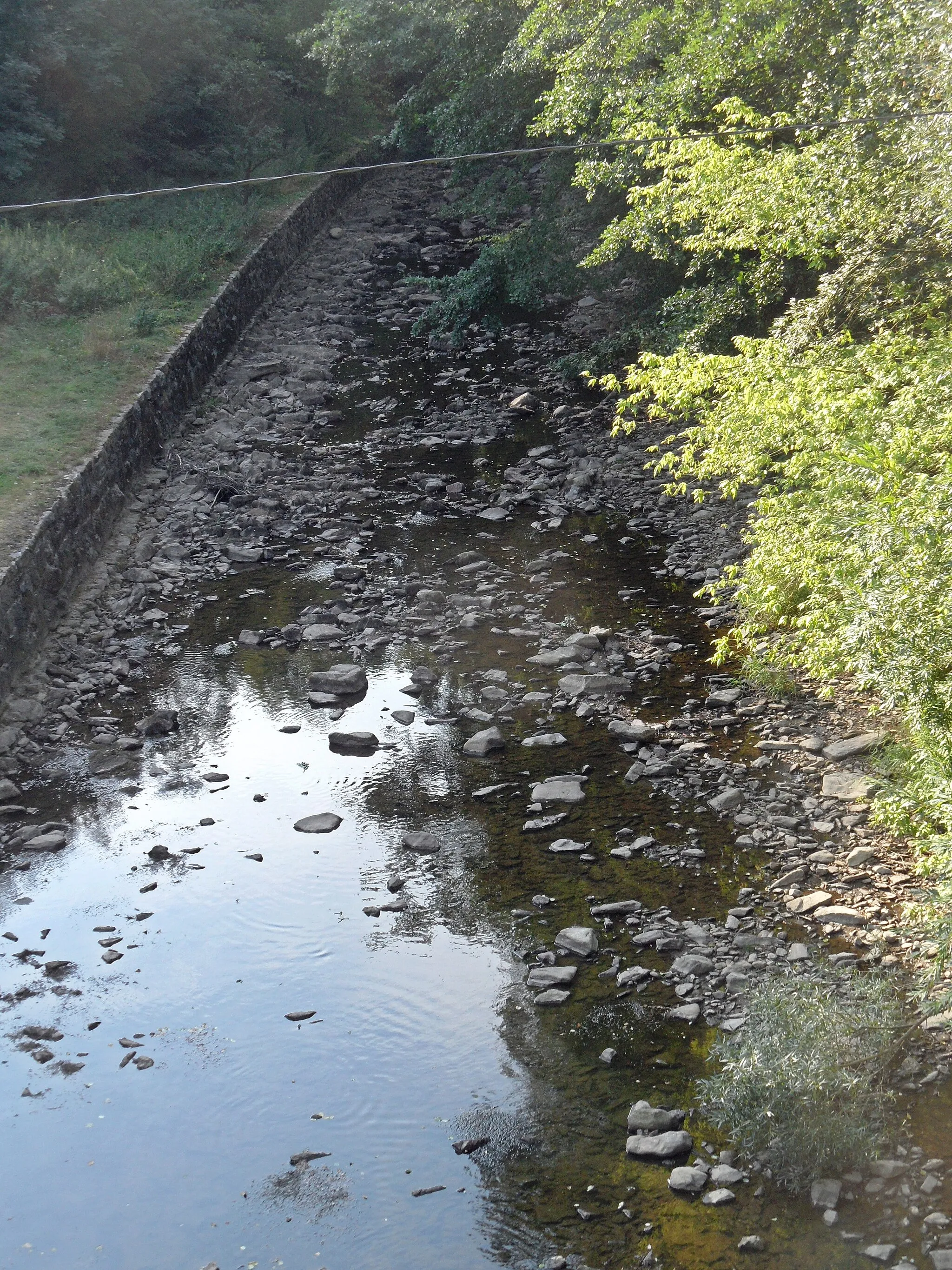 Photo showing: Doubrava River: kilometr 43,9. Spačice A. Doubrava Almost Without Water in Hot Summer 2015: view from the Bridge, Up the River. Chrudim District, the Czech Republic.