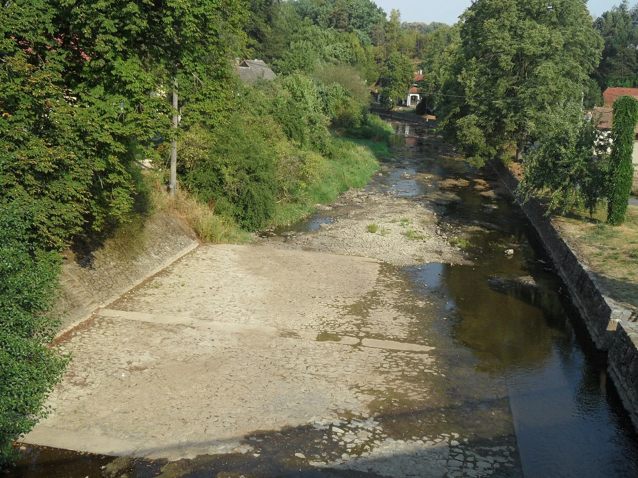 Photo showing: Doubrava River: kilometr 43,9. Spačice B. Doubrava Almost Without Water in Hot Summer 2015: view from the Bridge, Down the River. Chrudim District, the Czech Republic.