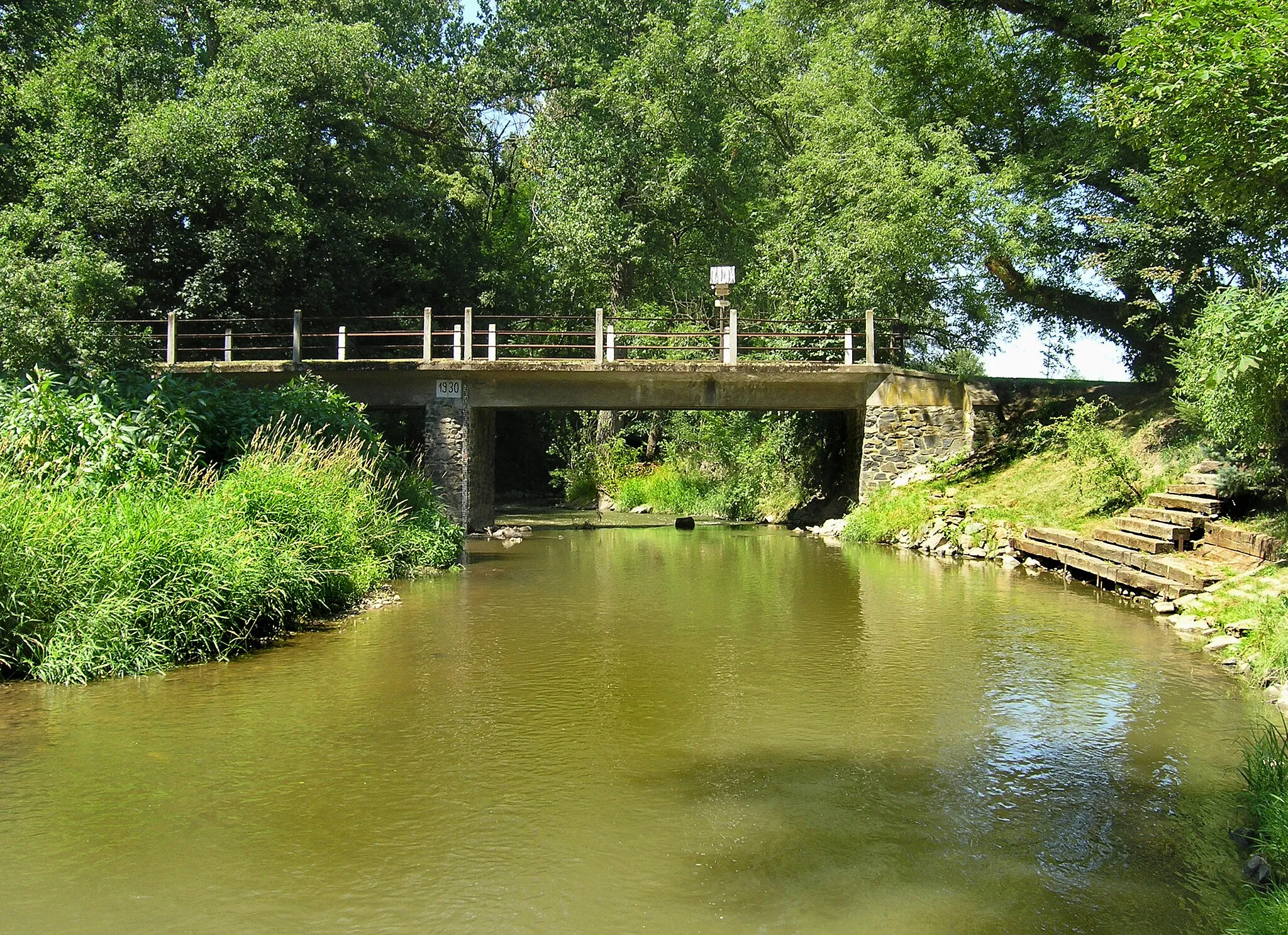 Photo showing: Doubrava River in Ronov nad Doubravou, Czech Republic