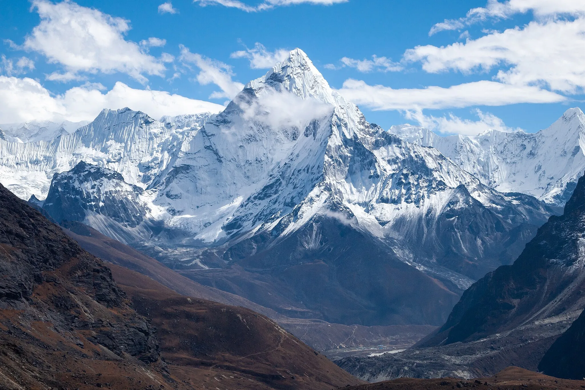 Photo showing: Ama Dablam Peak ("Mother's Necklace", आमा दब्लम, 6,812 metres (22,349 ft)) as seen from Chola Valley. Khumbu Everest Zone. Nepal, Himalayas.