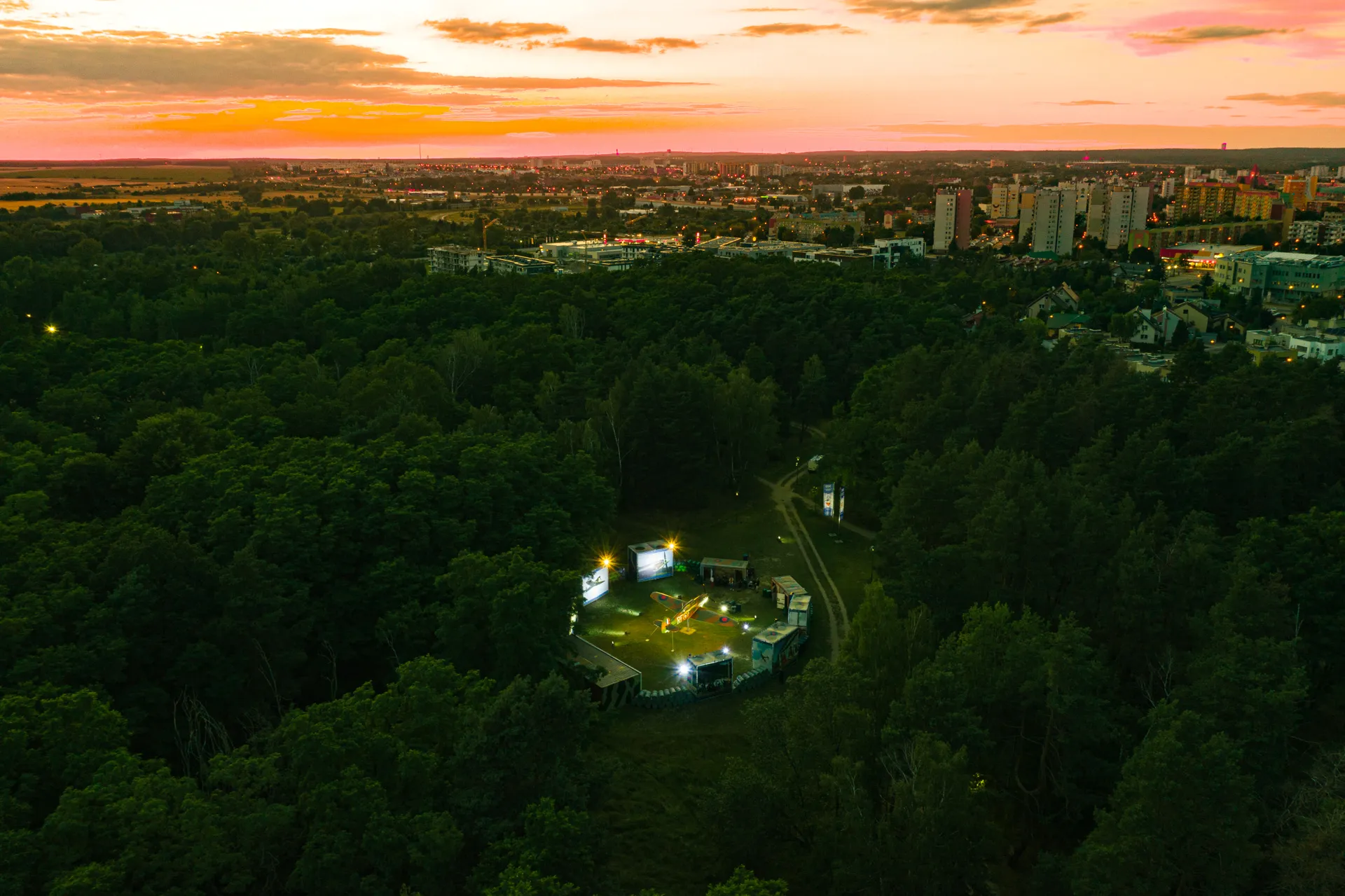 Photo showing: Nocne zdjęcie wystawy " Bitwa o Anglię – Za wolność waszą i tylko waszą"