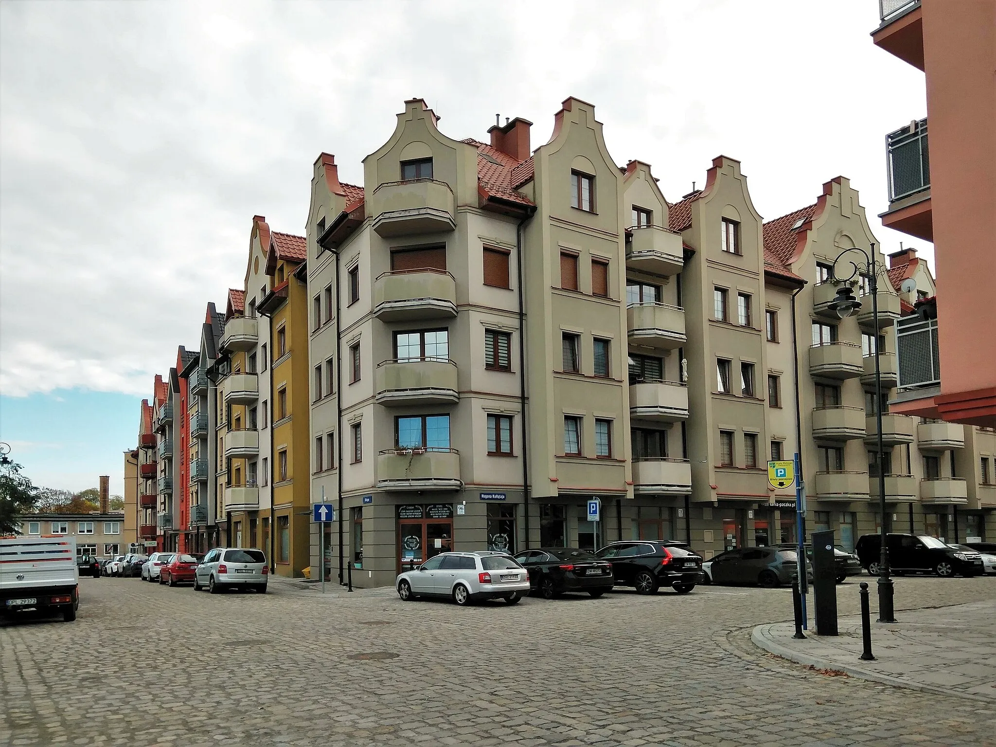 Photo showing: Kitschy new buildings from the beginning of the 21th century in the Old Town of Glogau/Głogów (Lower Silesia).