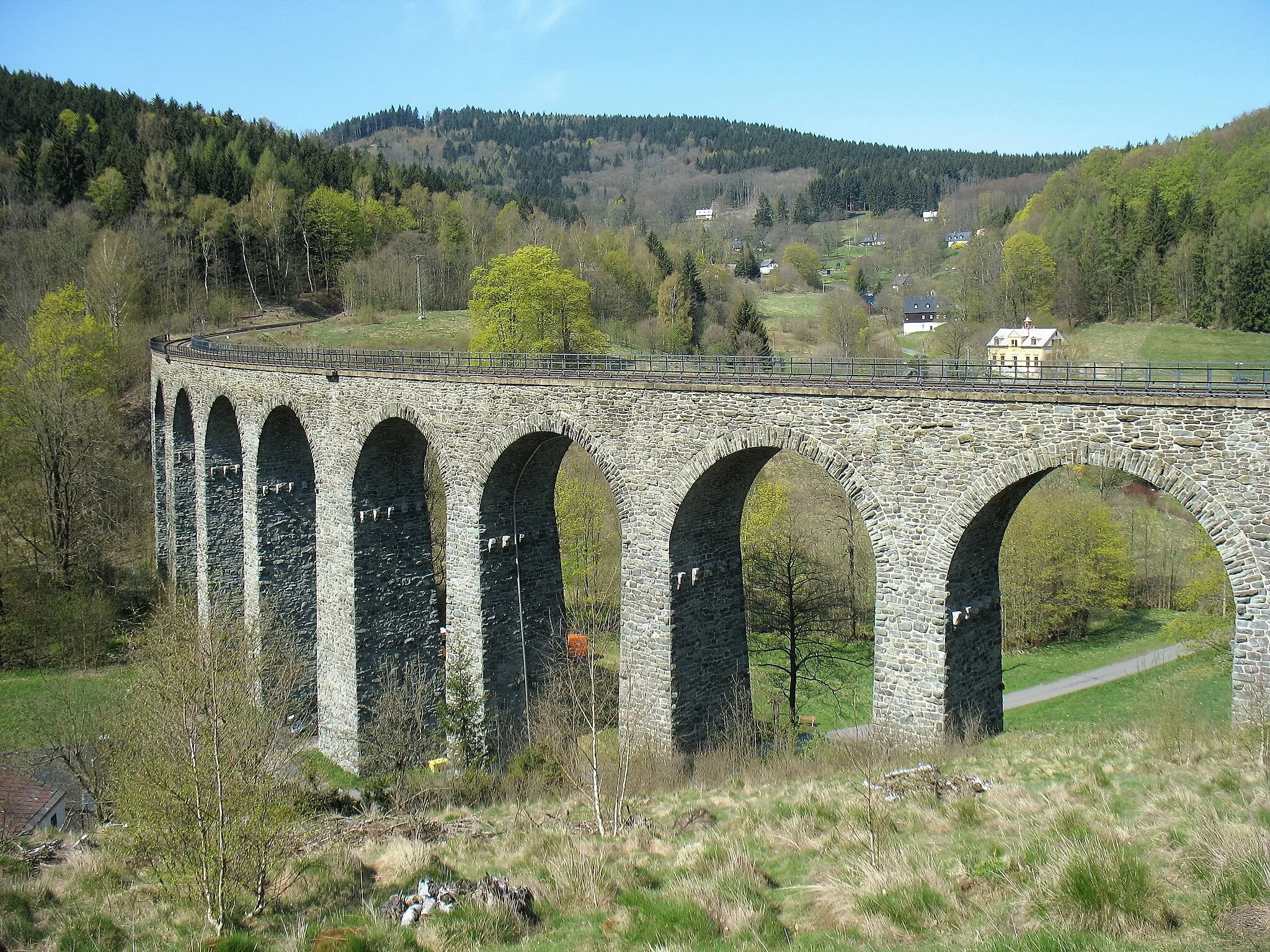 Photo showing: Železniční viadukt v Novině, Kryštofovo Údolí, okres Liberec. Kulturní a technická památka.