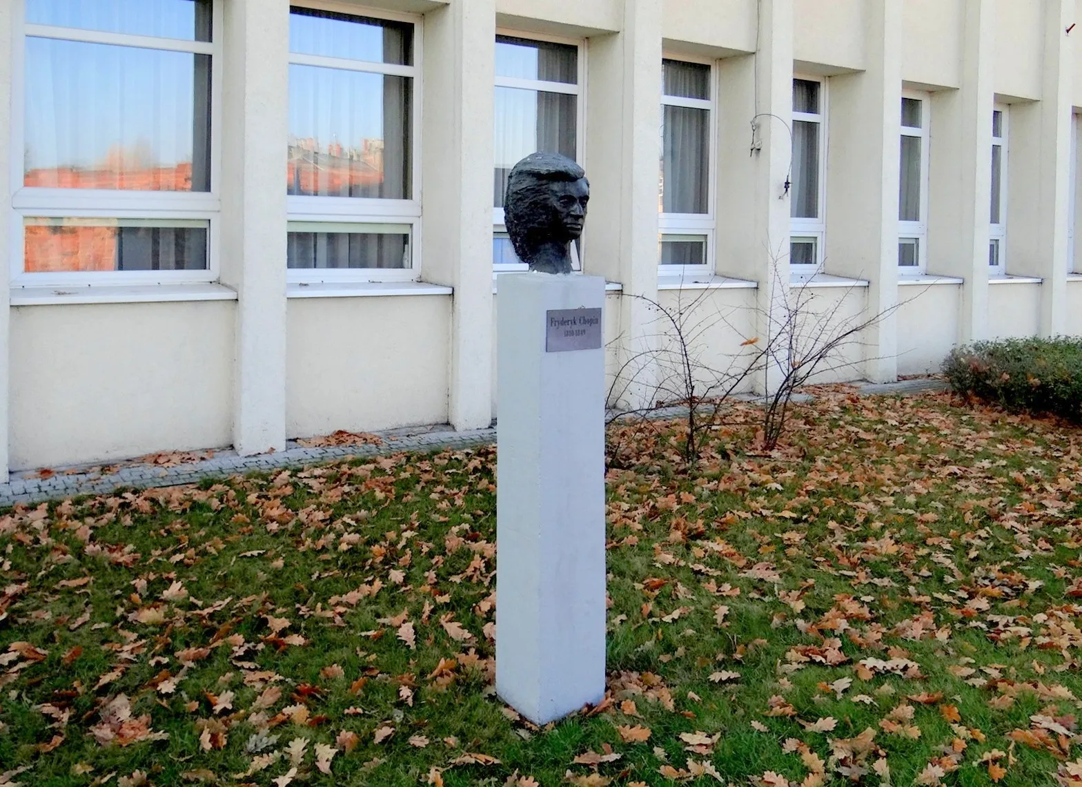 Photo showing: Inowrocław. Pomnik Chopina przy szkole muzycznej