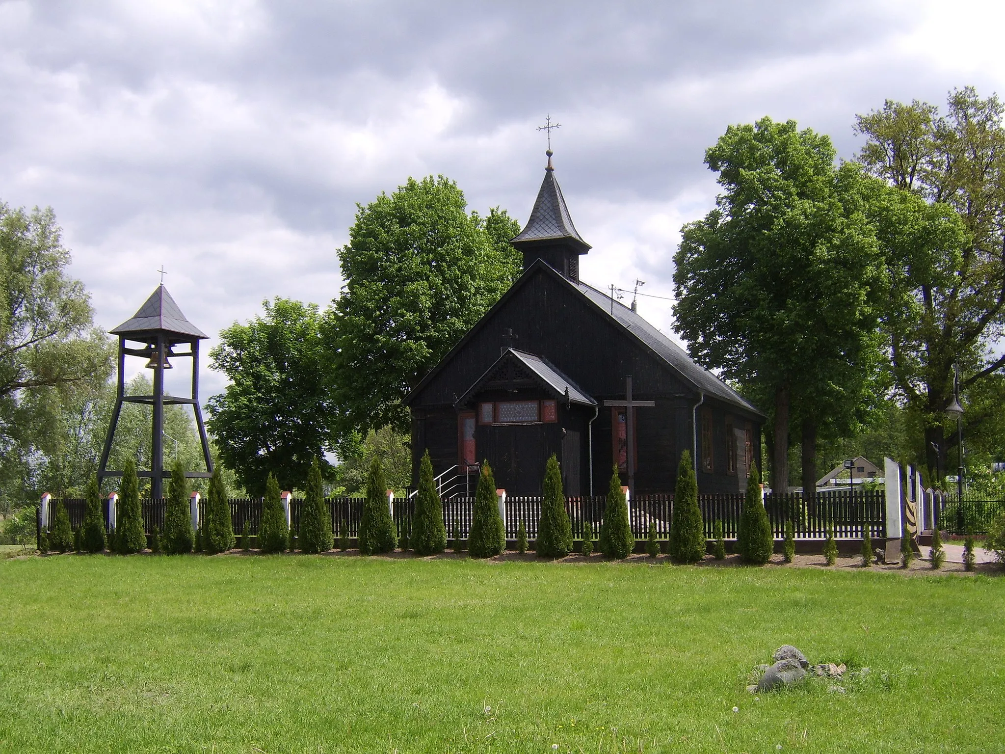 Photo showing: Mała Nieszawka - dawna kaplica mennonicka, obecnie kościół rzymskokatolicki pw. Najświętszego Serca Pana Jezusa (drewn., 1890); cmentarz przykościelny